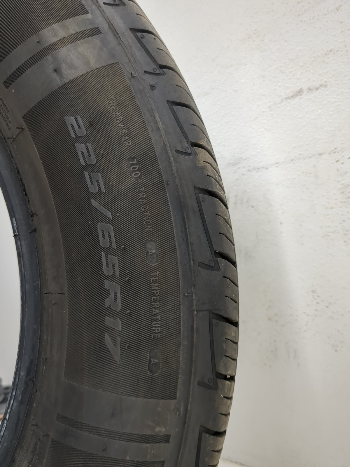 Used Tire 225/65R17 MASTERCRAFT COURSER QUEST PLUS 102H - Tread Depth 8.5/32 - Oemusedautoparts1.com