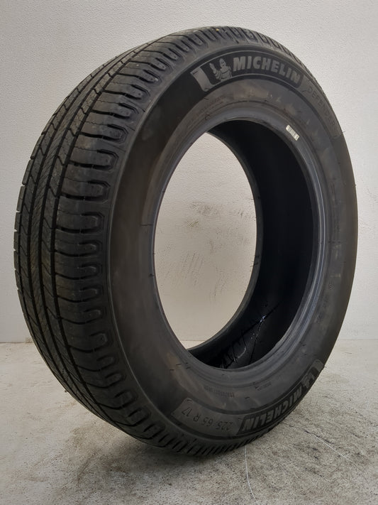 Used Tire 225/65R17 MICHELIN DEFENDER 2 102H - Tread Depth 10/32 - Oemusedautoparts1.com