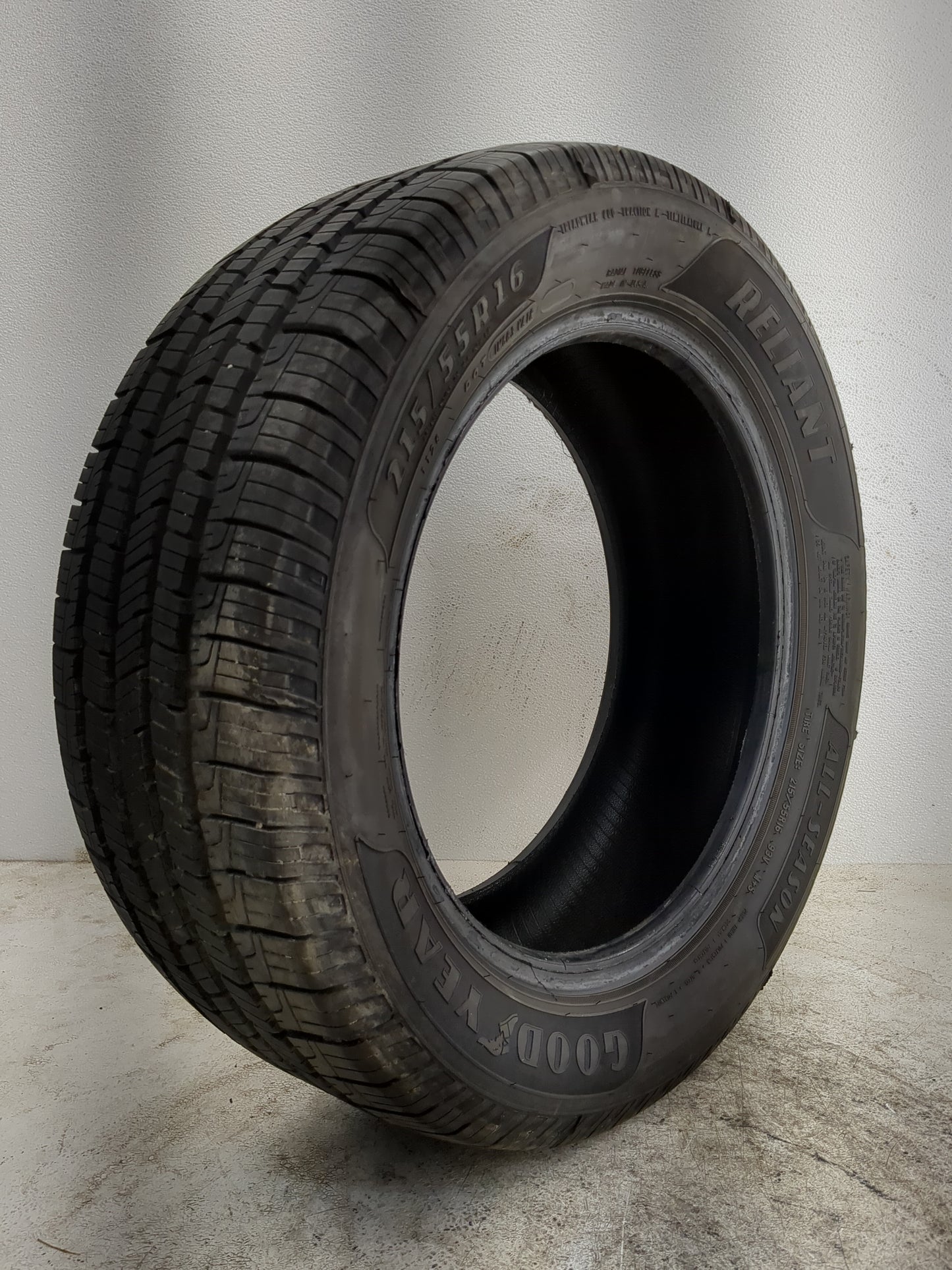 Used Tire 215/55R16 GOODYEAR RELIANT ALL SEASON 93V - Tread Depth 10/32 - Oemusedautoparts1.com