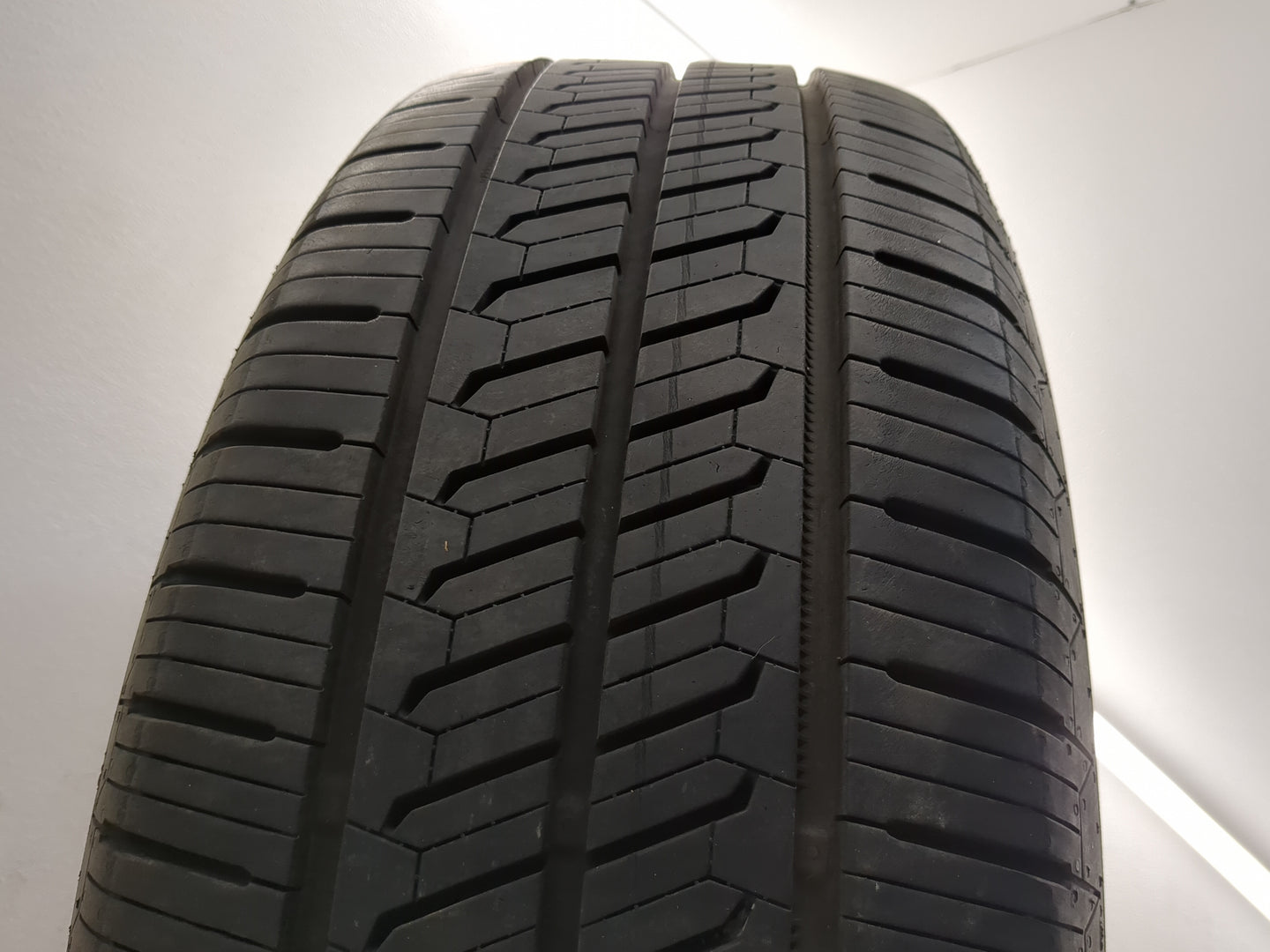 Used Tire 235/65R17 CONTINETNAL CONTROL CONTACT TOUR A/S 104H - 9/32 - Oemusedautoparts1.com