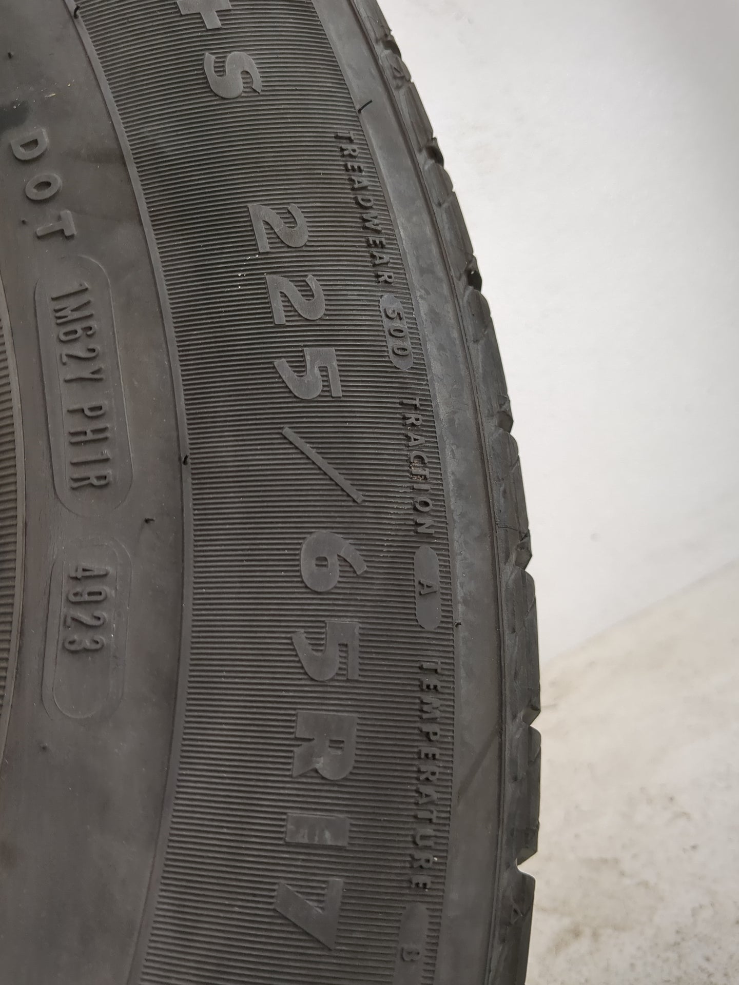 Used Tire 225/65R17 DOUGLAS TOURING 102H - Tread Depth 6.5/32 - Oemusedautoparts1.com