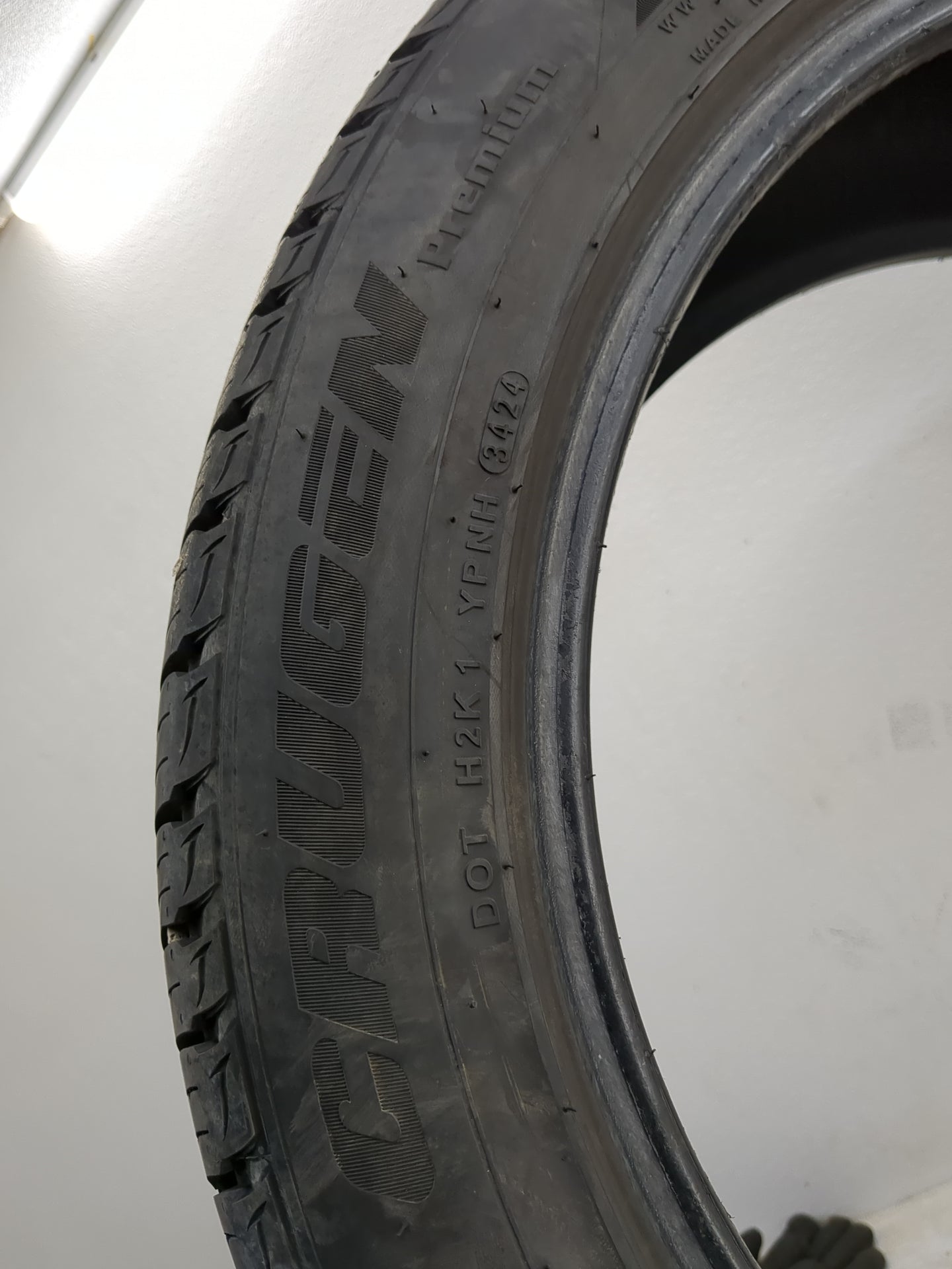Used Tire P245/50R20 KUMHO CRUGEN PREMIUM 102V - Tread Depth 8/32 - Oemusedautoparts1.com