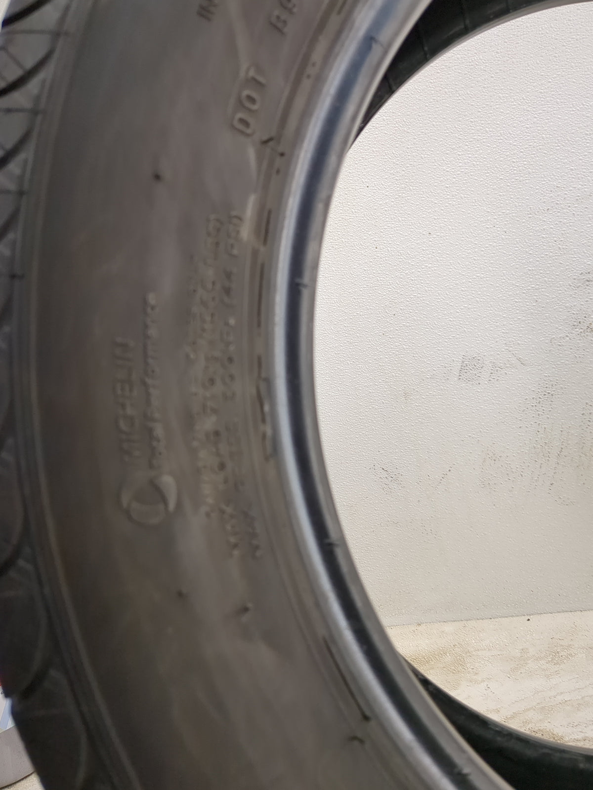 Used Tire 215/60R17 MICHELIN DEFENDER T+H 96H - Tread Depth 8/32 - Oemusedautoparts1.com