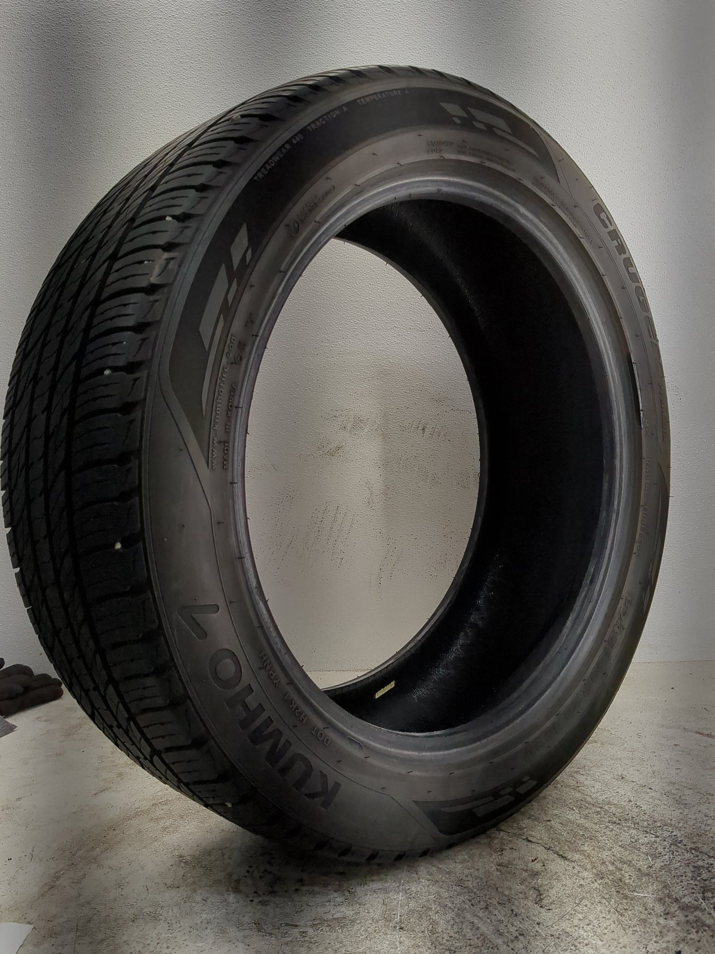 Used Tire P245/50R20 KUMHO CRUGEN PREMIUM 102V - Tread Depth 10/32 - Oemusedautoparts1.com