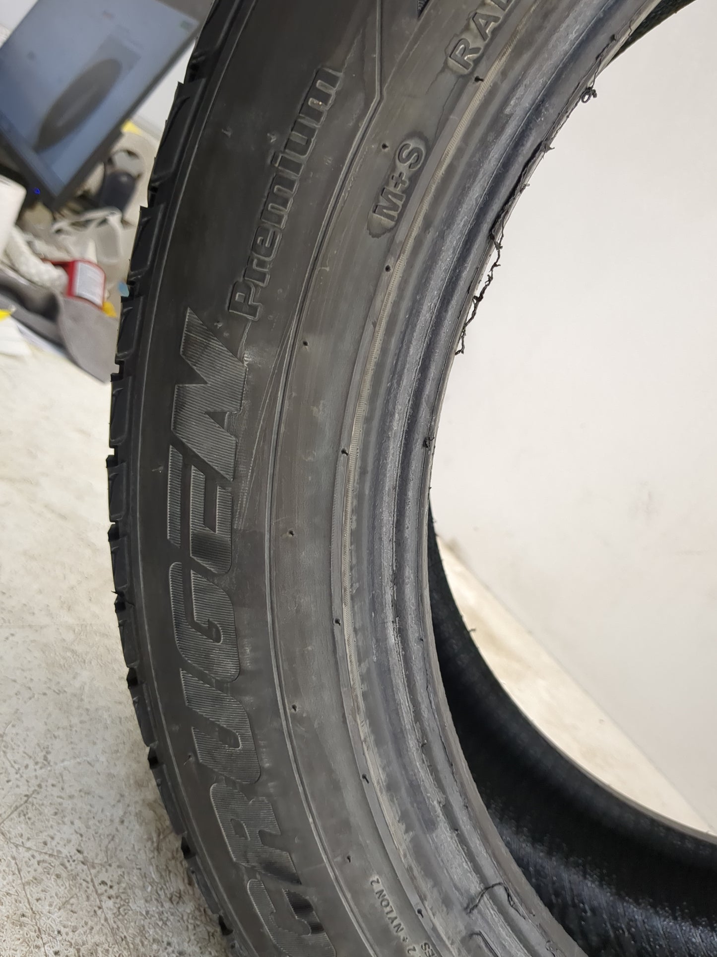 Used Tire P245/50R20 KUMHO CRUGEN PREMIUM 102V - Tread Depth 7/32 - Oemusedautoparts1.com