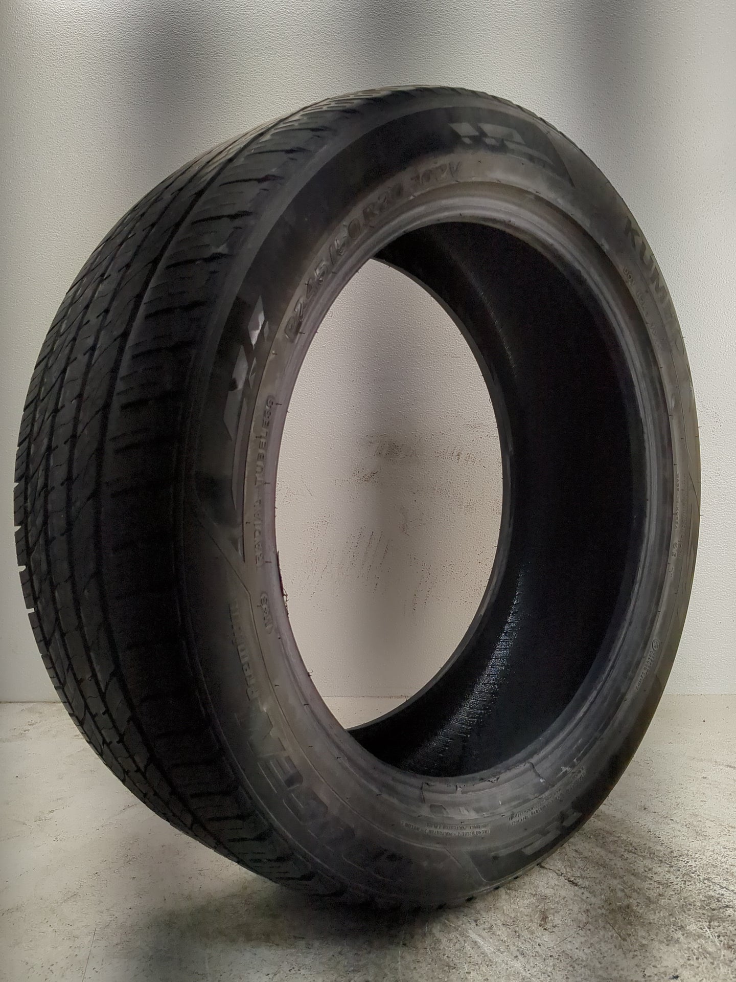 Used Tire P245/50R20 KUMHO CRUGEN PREMIUM 102V - Tread Depth 7/32 - Oemusedautoparts1.com