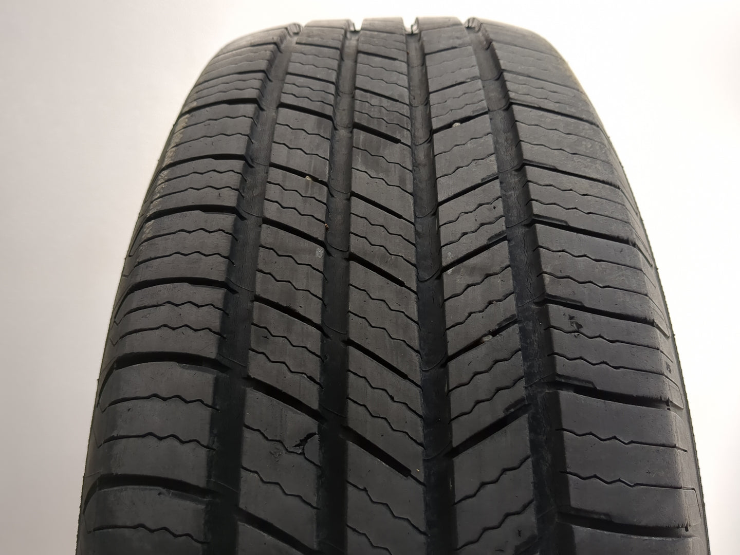 Used Tire 215/60R17 MICHELIN DEFENDER 2 96H - Tread Depth 7.5/32 - Oemusedautoparts1.com