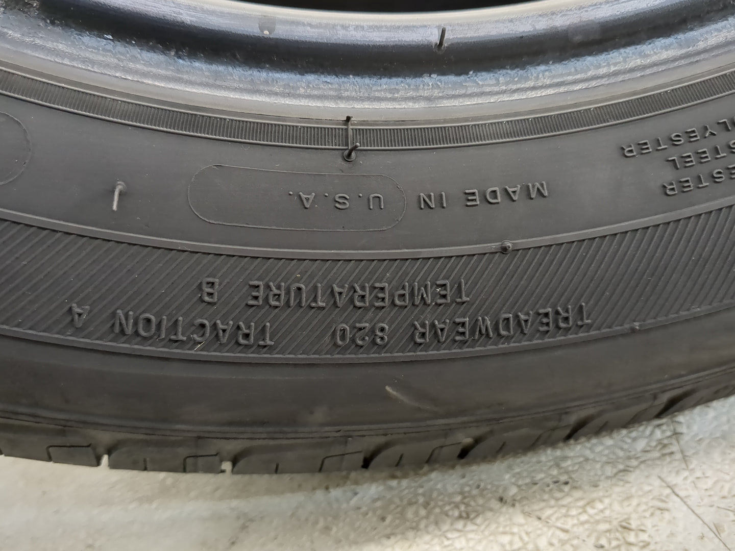 Used Tire 215/60R17 MICHELIN DEFENDER 2 96H - Tread Depth 7.5/32 - Oemusedautoparts1.com