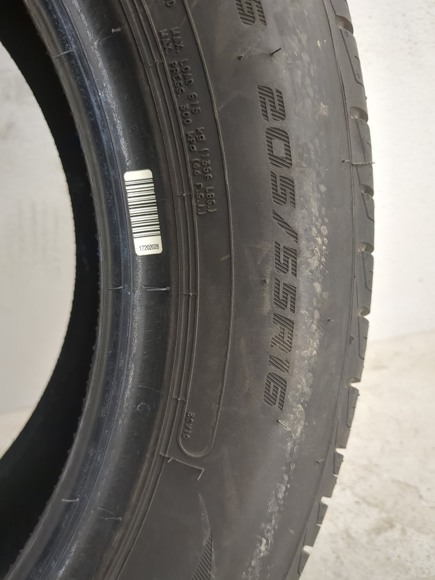 Used Tire 205/55R16 ARIZONIAN SILVER EDITION ALL SEASON 91V - Tread Depth 9/32 - Oemusedautoparts1.com
