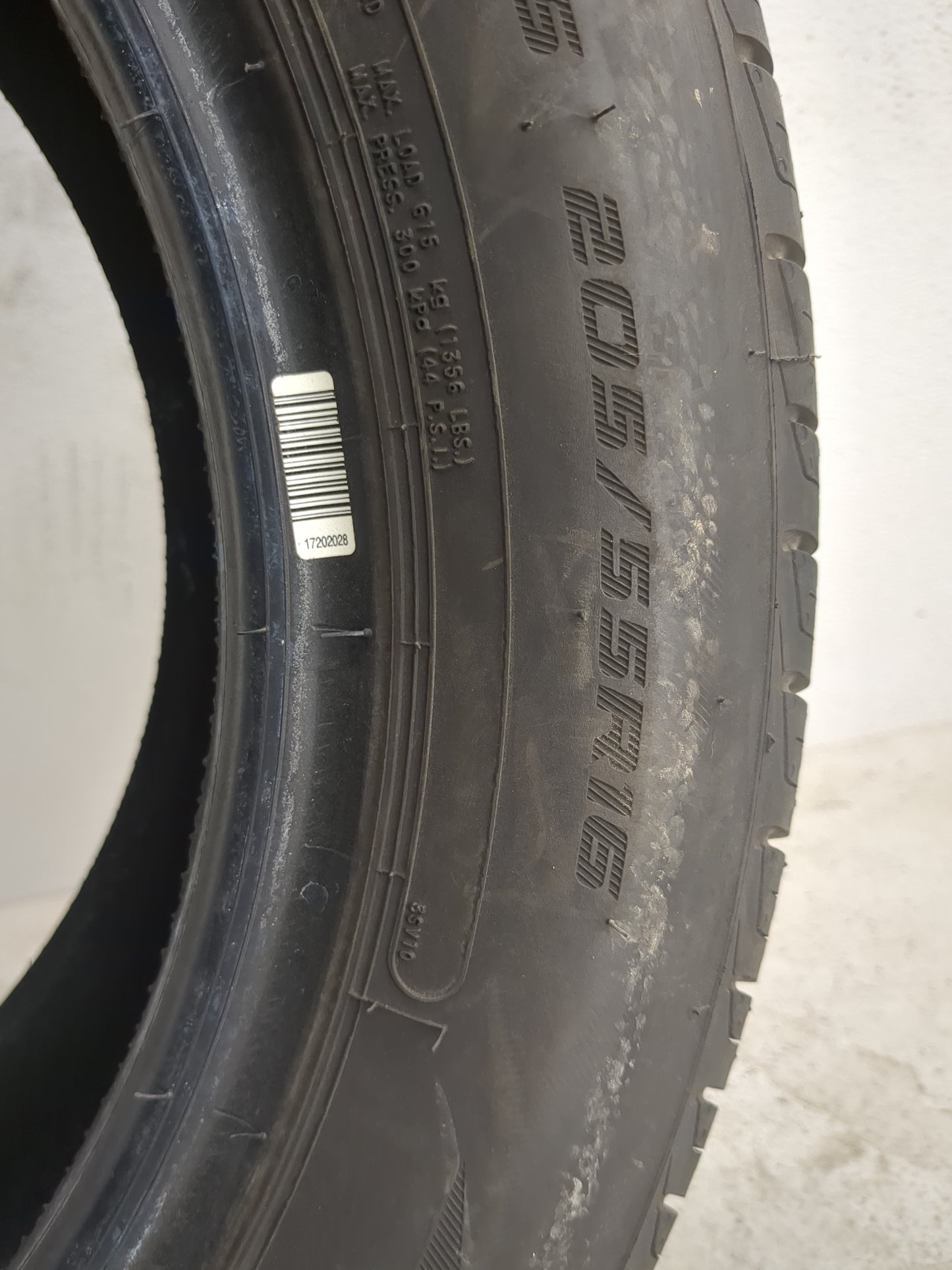 Used Tire 205/55R16 ARIZONIAN SILVER EDITION ALL SEASON 91V - Tread Depth 9/32 - Oemusedautoparts1.com