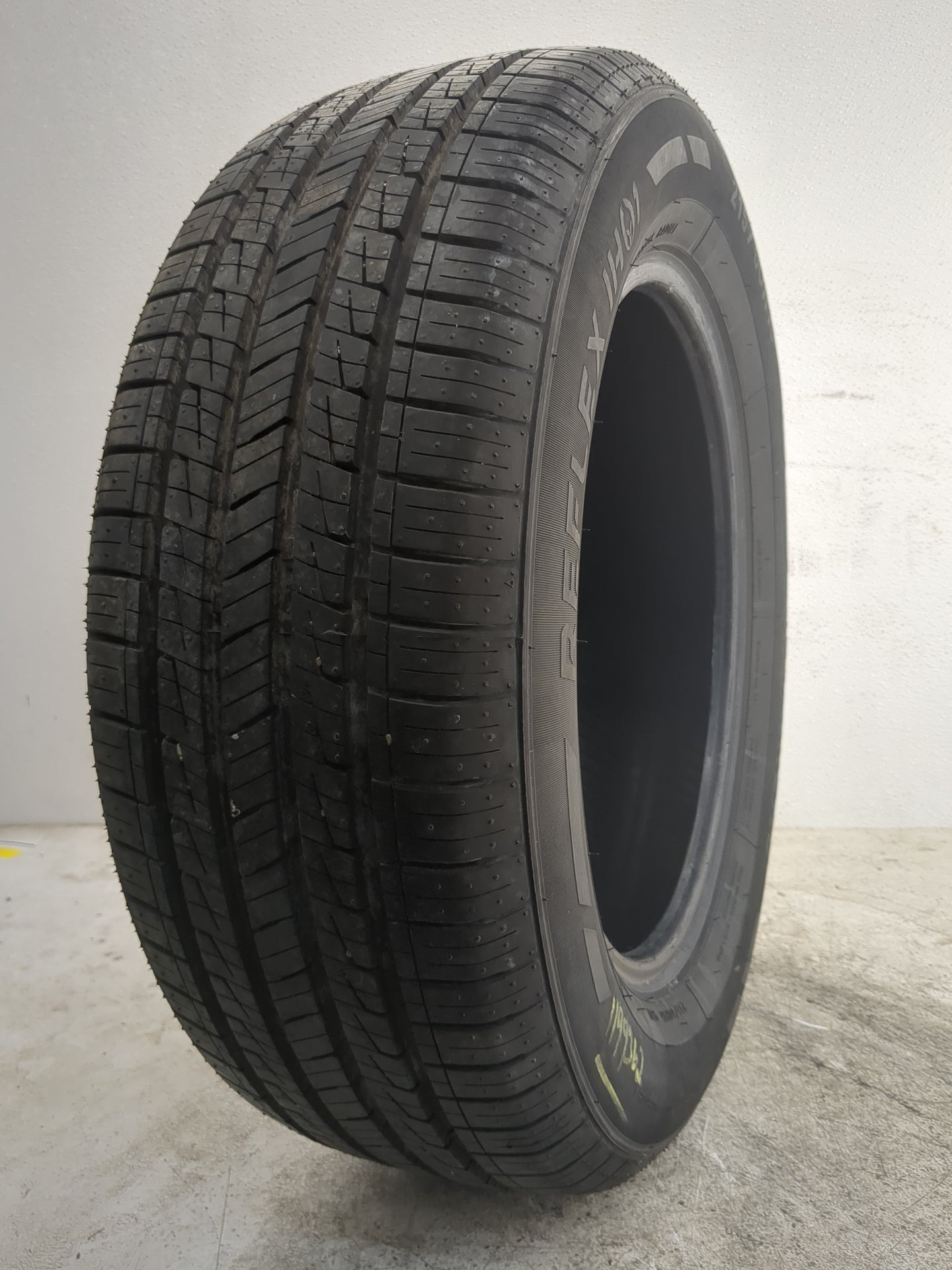 Used Tire 215/60R18 IRONMAN REFLEX IHO1 95V - Tread Depth 8.5/32 - Oemusedautoparts1.com