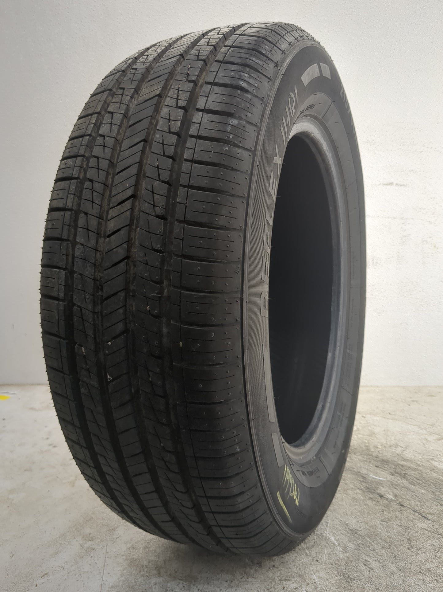 Used Tire 215/60R18 IRONMAN REFLEX IHO1 95V - Tread Depth 8.5/32 - Oemusedautoparts1.com