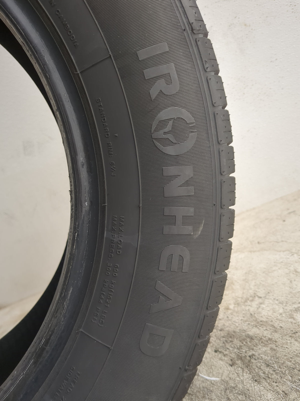 Used Tire 215/60R18 IRONMAN REFLEX IHO1 95V - Tread Depth 8.5/32 - Oemusedautoparts1.com