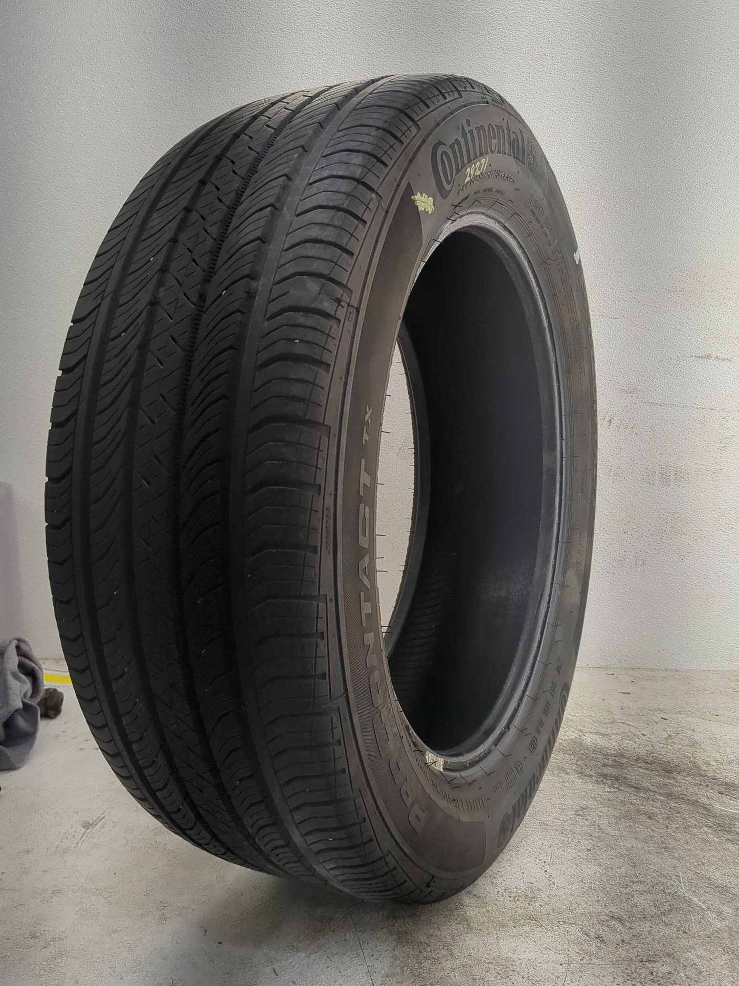 Used Tire 225/55R18 CONTINENTAL PROCONTRACT TX 98H - Tread Depth 6.5/32 - Oemusedautoparts1.com