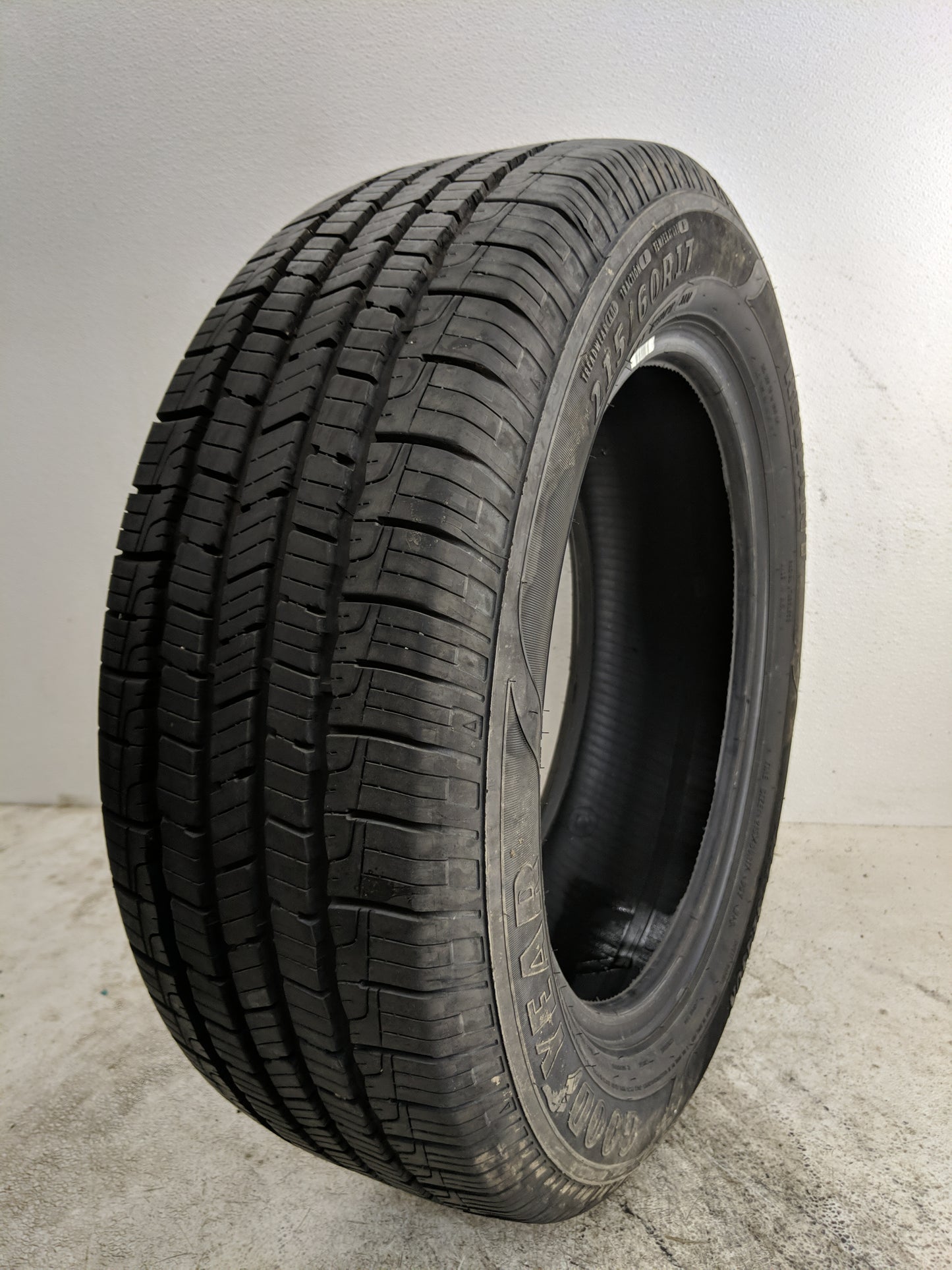 Used Tire 215/60R17 GOODYEAR RELIANT ALL SEASON 96V - Tread Depth 8.5/32 - Oemusedautoparts1.com