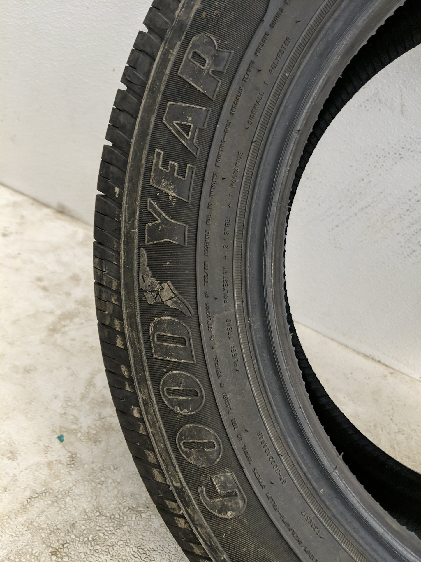 Used Tire 215/60R17 GOODYEAR RELIANT ALL SEASON 96V - Tread Depth 8.5/32 - Oemusedautoparts1.com