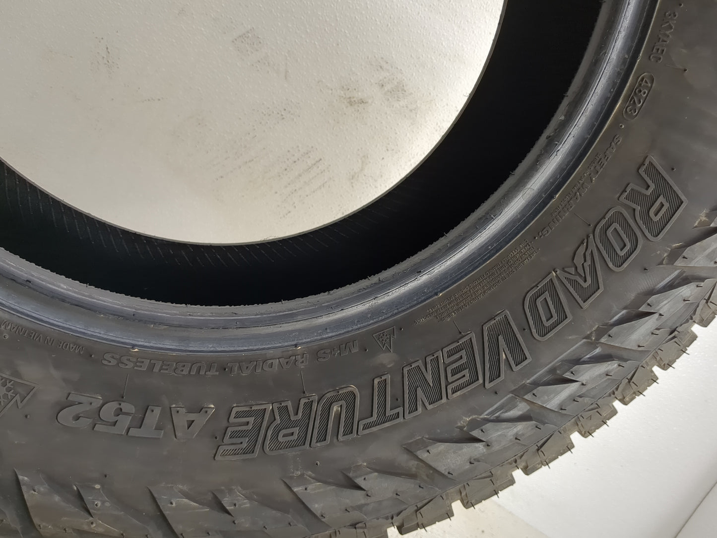 Used Tire 255/70R17 KUMHO ROADVENTURE AT52 112T - Tread Depth 11/32 - Oemusedautoparts1.com