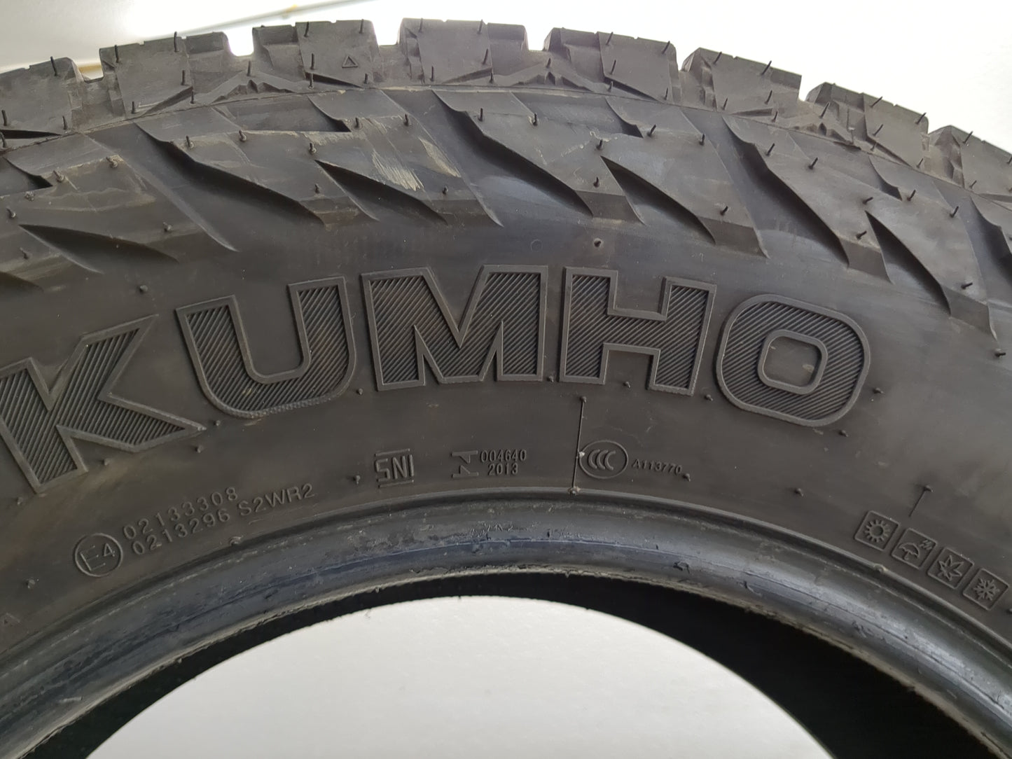 Used Tire 255/70R17 KUMHO ROADVENTURE AT52 112T - Tread Depth 11/32 - Oemusedautoparts1.com