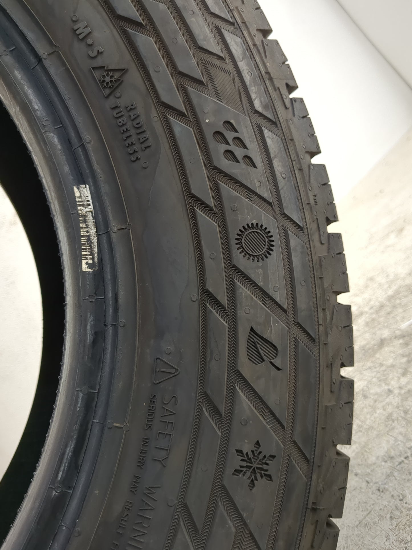 Used Tire 235/65R16C CONTINENTAL VANCONTACT A/S ULTRA 121/119R - 10/32 - Oemusedautoparts1.com