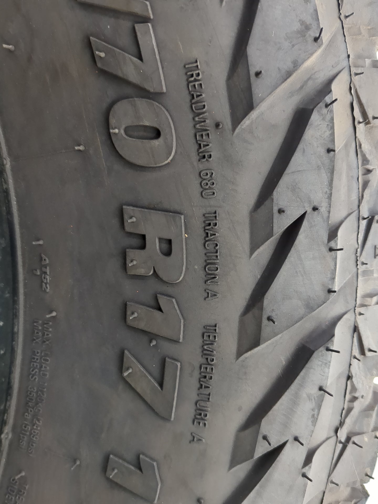 Used Tire AT52 KUMHO ROADVENTURE AT52 112T - Tread Depth 11.5/32 - Oemusedautoparts1.com