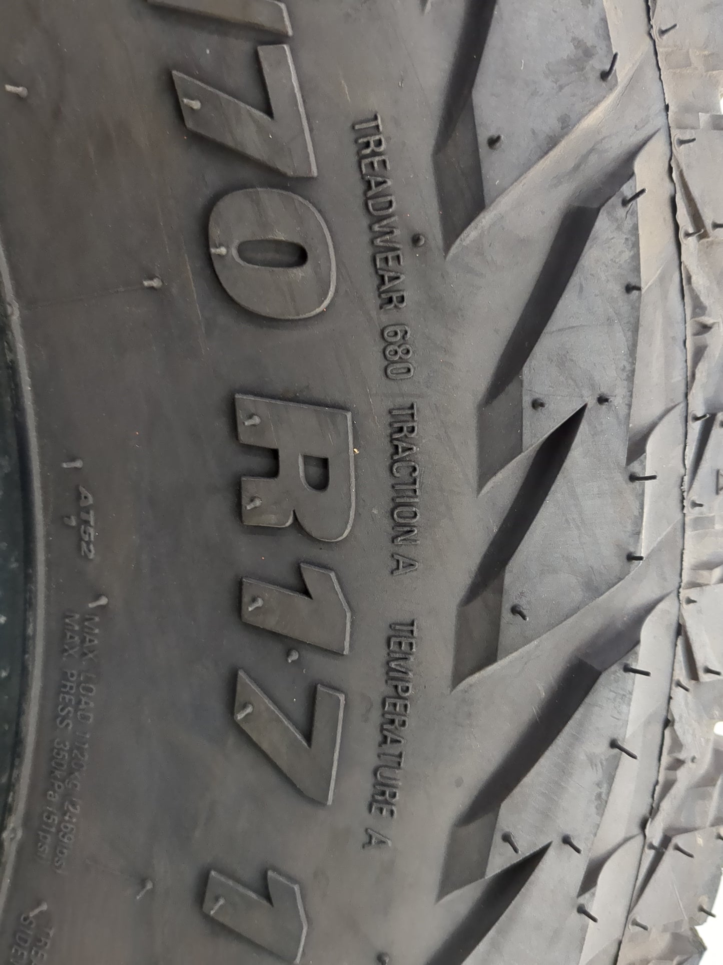 Used Tire AT52 KUMHO ROADVENTURE AT52 112T - Tread Depth 11.5/32 - Oemusedautoparts1.com