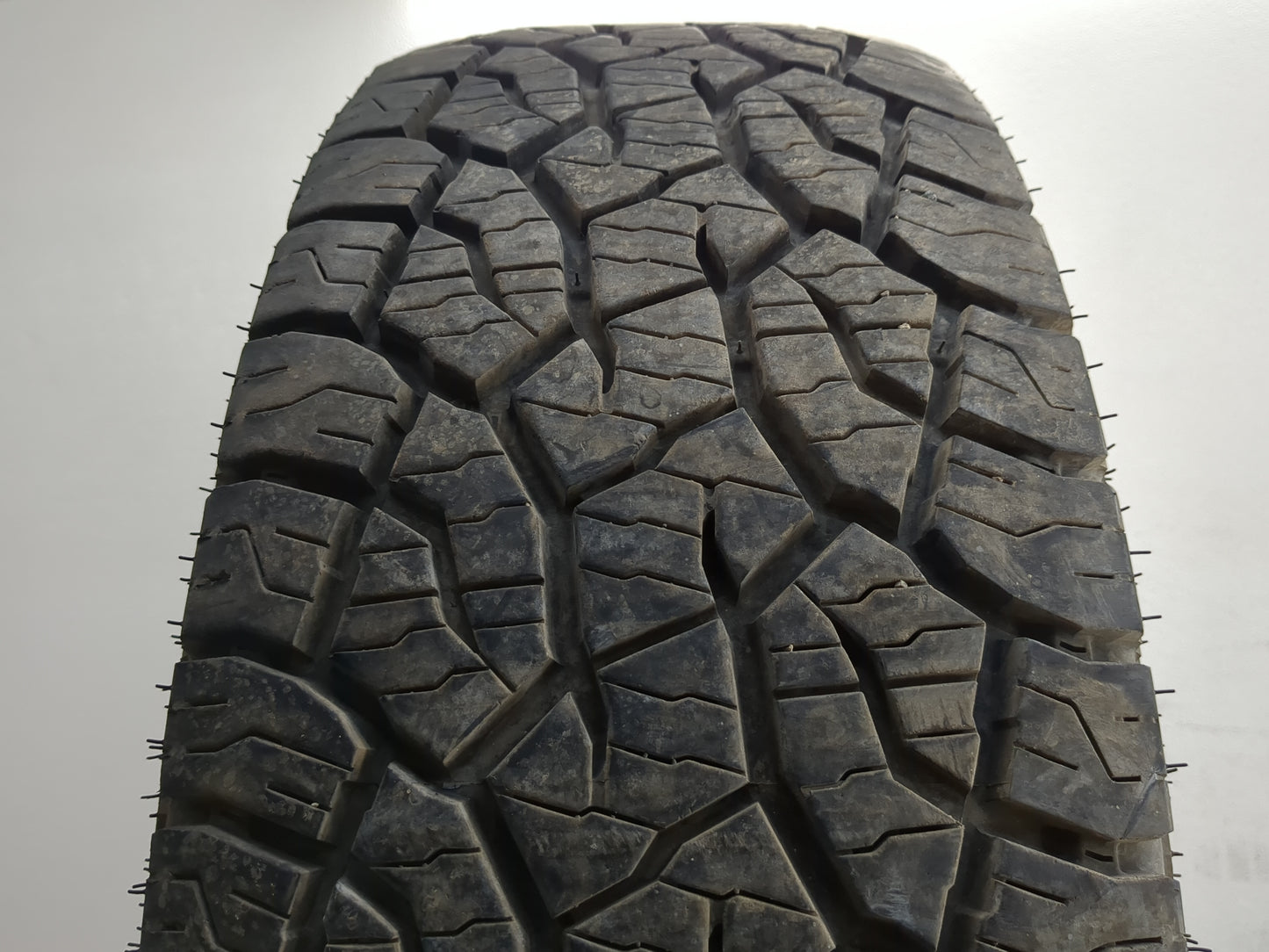 Used Tire AT52 KUMHO ROADVENTURE AT52 112T - Tread Depth 11.5/32 - Oemusedautoparts1.com