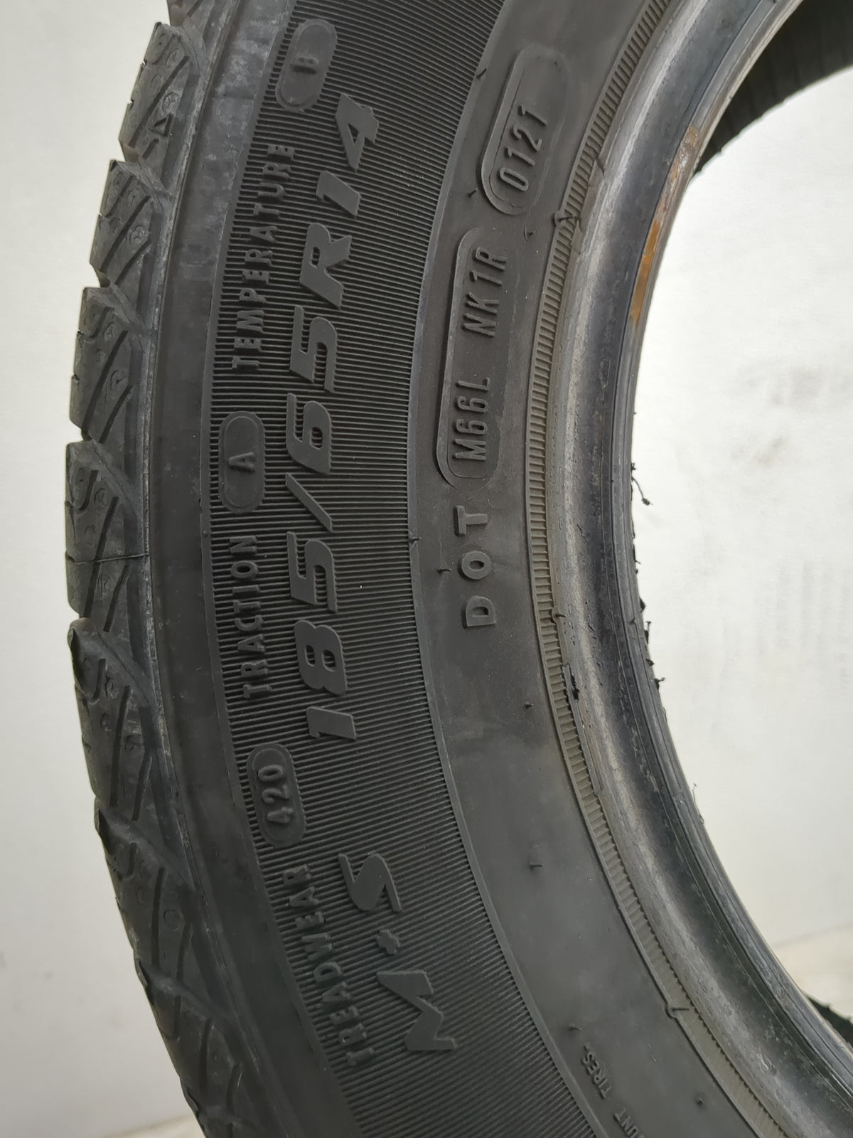 Used Tire 185/65R14 DOUGLAS ALL SEASON 86S - Tread Depth 7/32 - Oemusedautoparts1.com