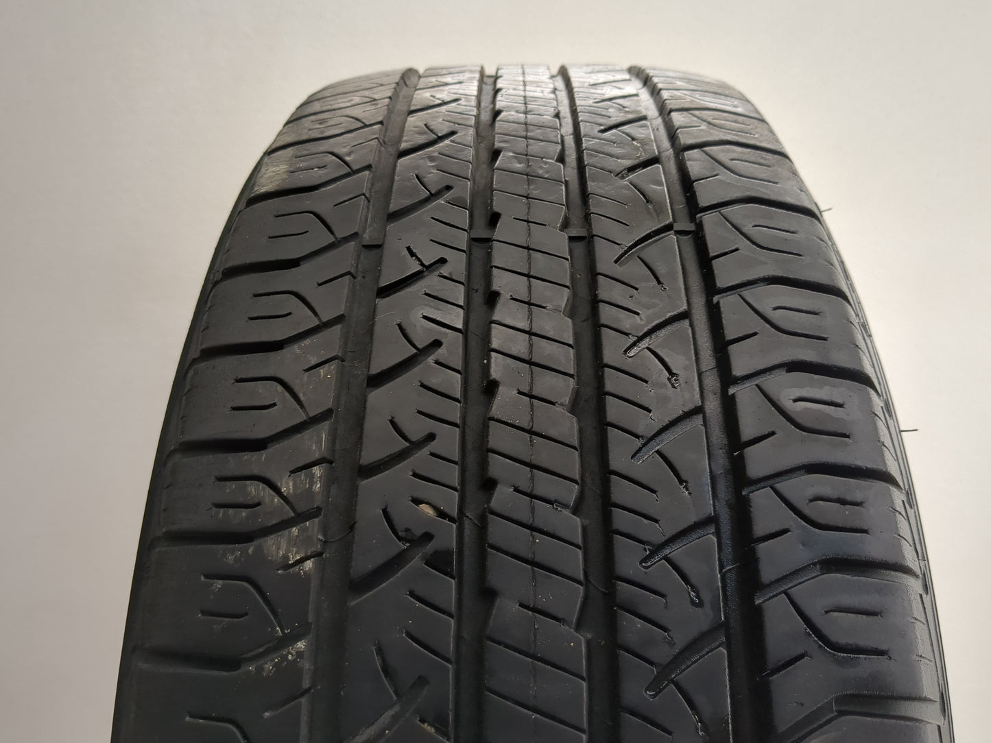 Used Tire 215/60R16 GOODYEAR ASSURANCE 95V - Tread Depth 8/32 - Oemusedautoparts1.com