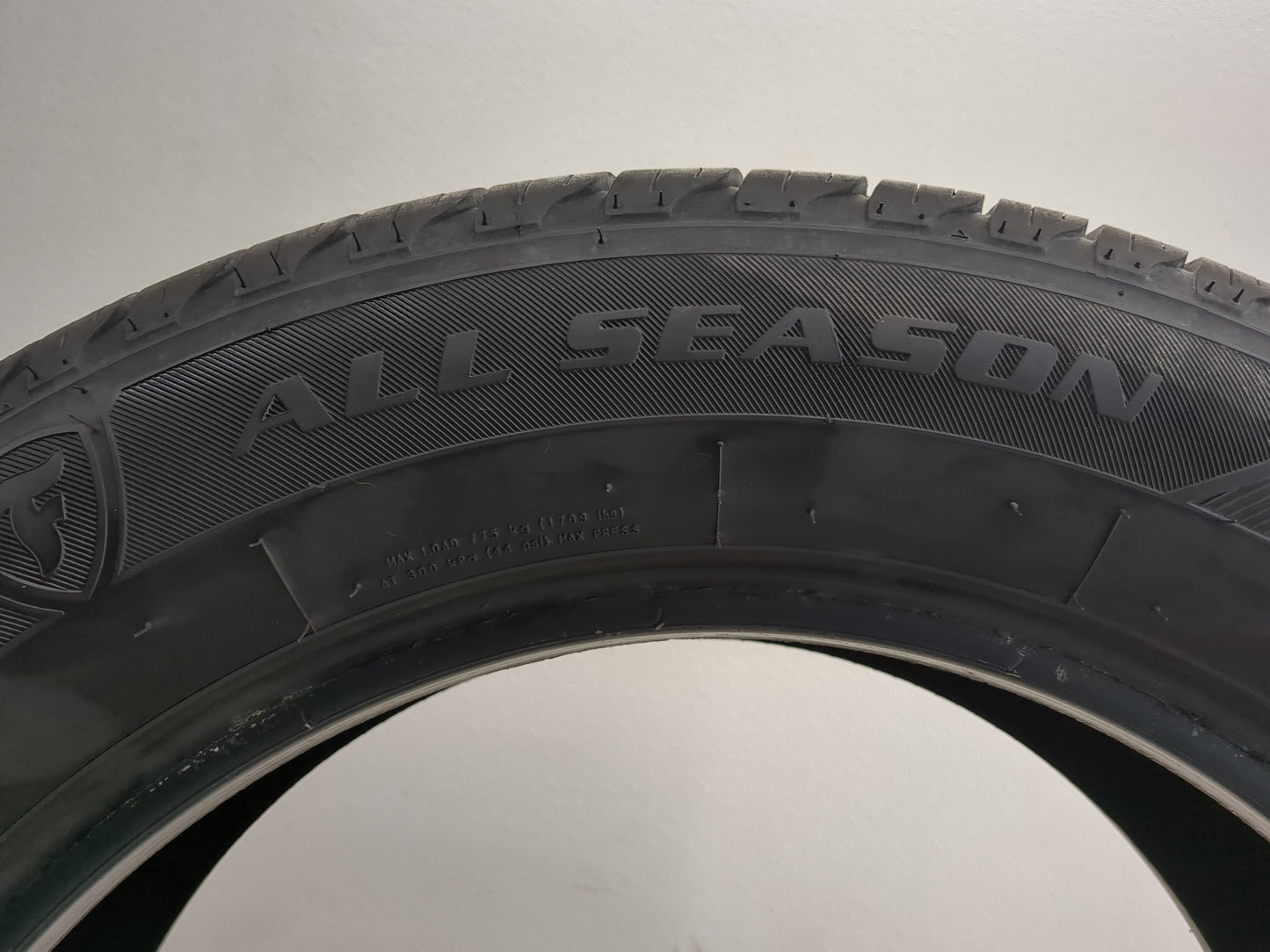 Used Tire 235/55R17 FIRESTONE ALL SEASON 99T - Tread Depth 9/32 - Oemusedautoparts1.com