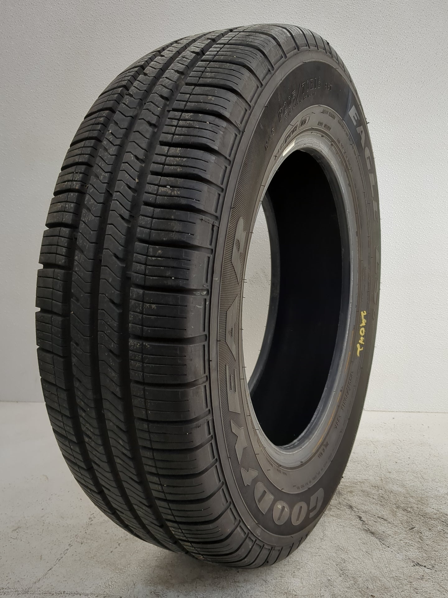 Used Tire P205/70R16 GOODYEAR EAGLE LS2 96T - Tread Depth 9/32 - Oemusedautoparts1.com