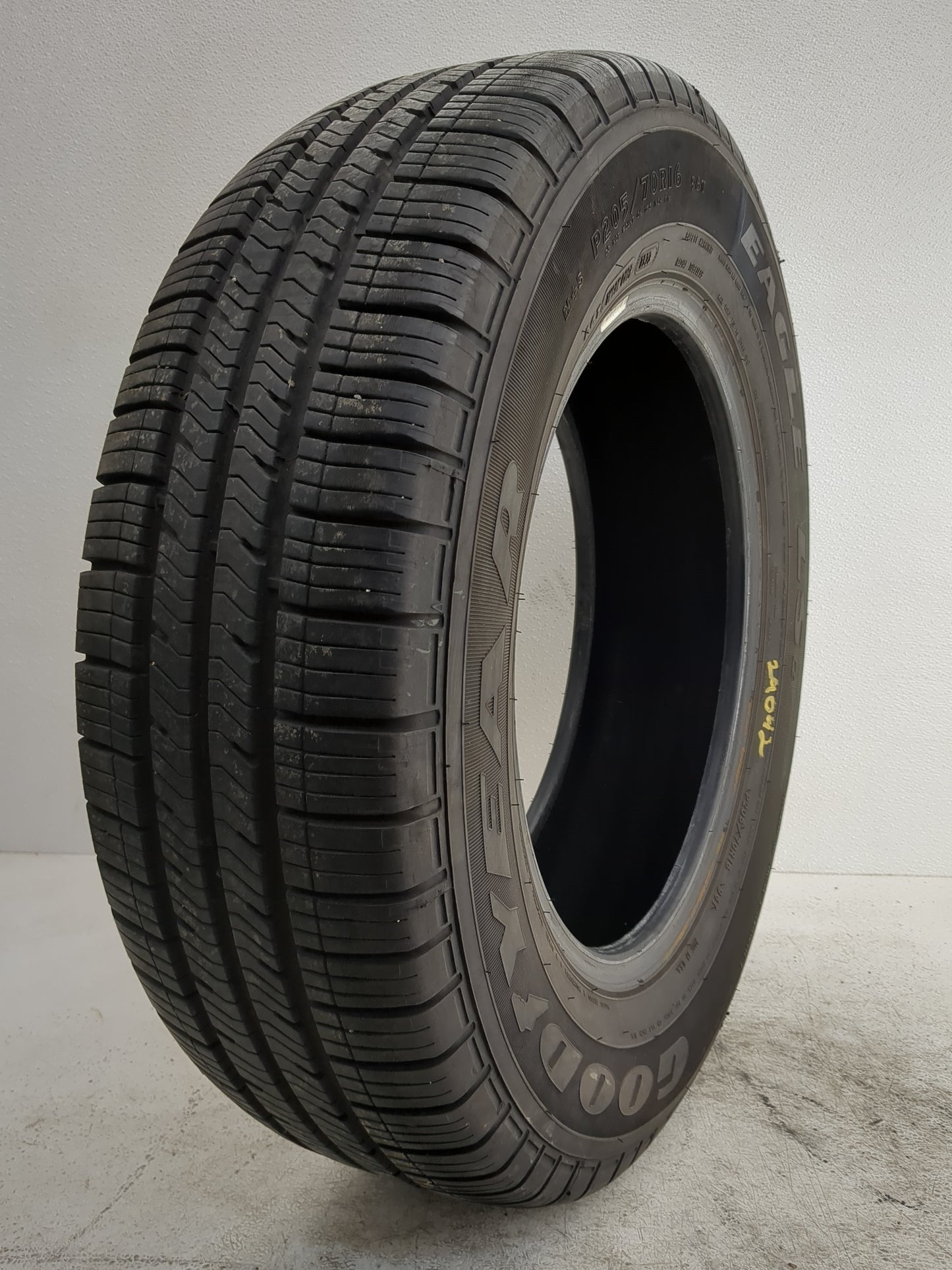 Used Tire P205/70R16 GOODYEAR EAGLE LS2 96T - Tread Depth 9/32 - Oemusedautoparts1.com