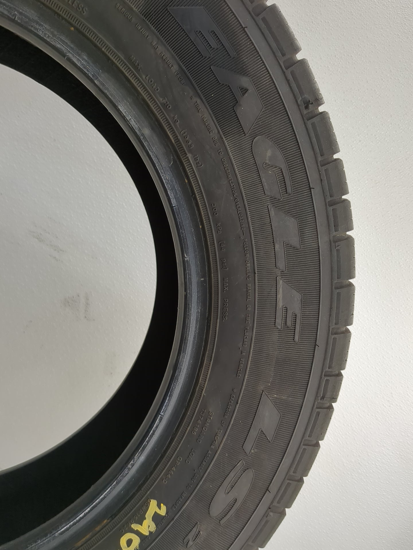 Used Tire P205/70R16 GOODYEAR EAGLE LS2 96T - Tread Depth 9/32 - Oemusedautoparts1.com
