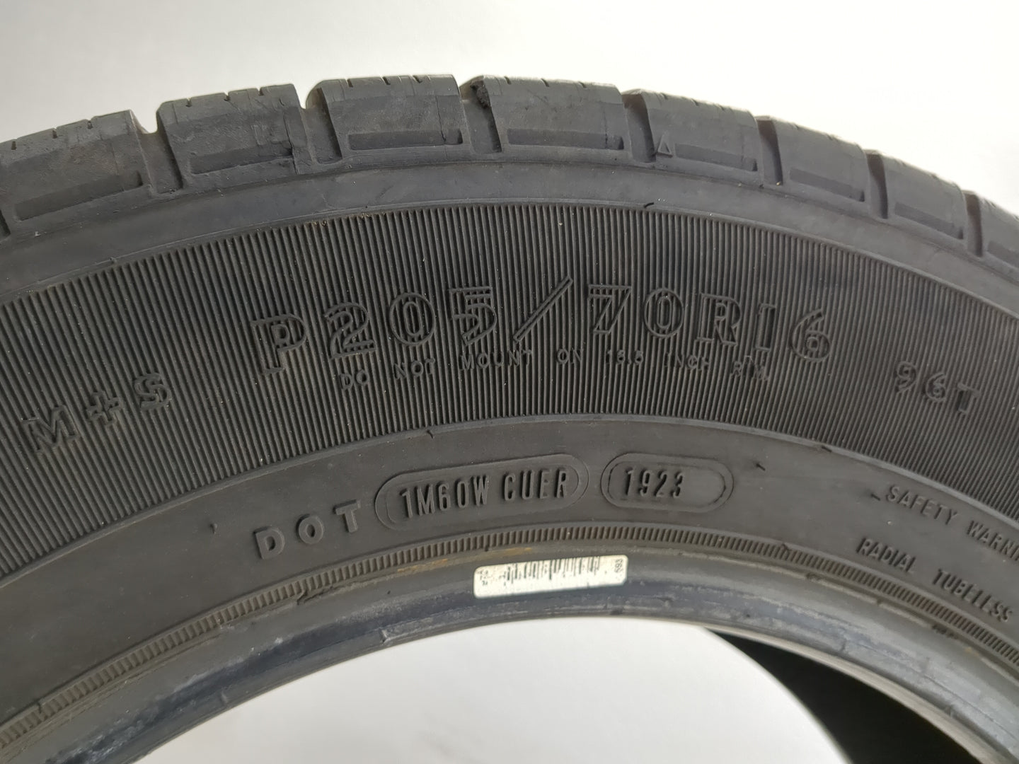 Used Tire P205/70R16 GOODYEAR EAGLE LS2 96T - Tread Depth 9/32 - Oemusedautoparts1.com