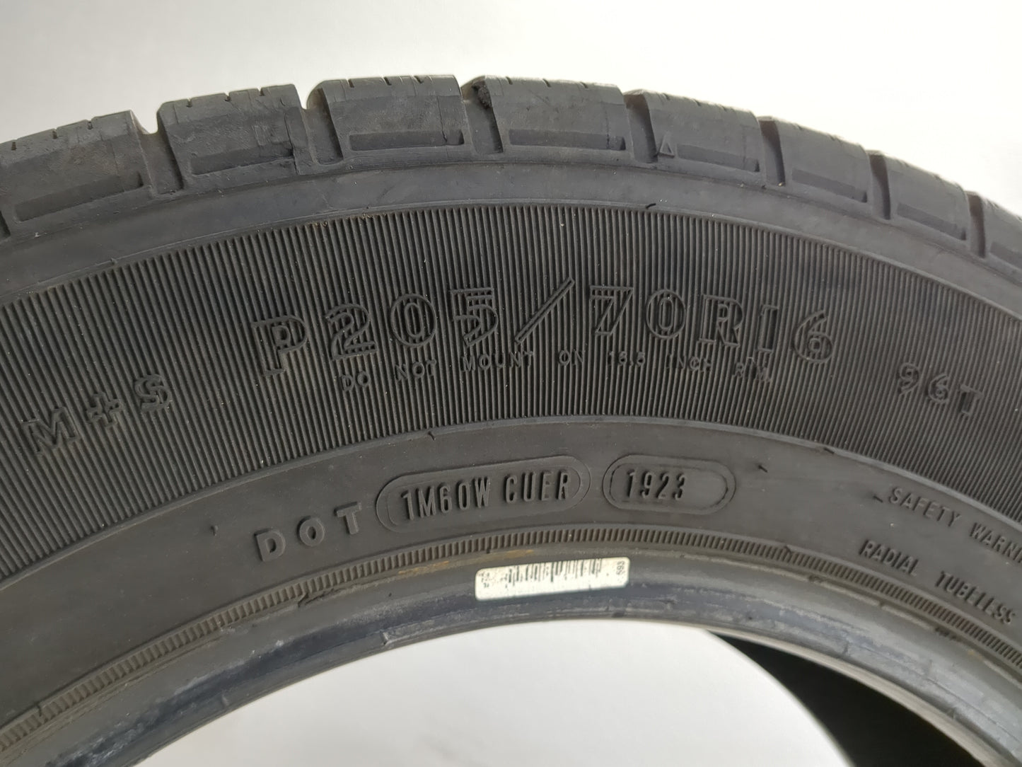 Used Tire P205/70R16 GOODYEAR EAGLE LS2 96T - Tread Depth 9/32 - Oemusedautoparts1.com