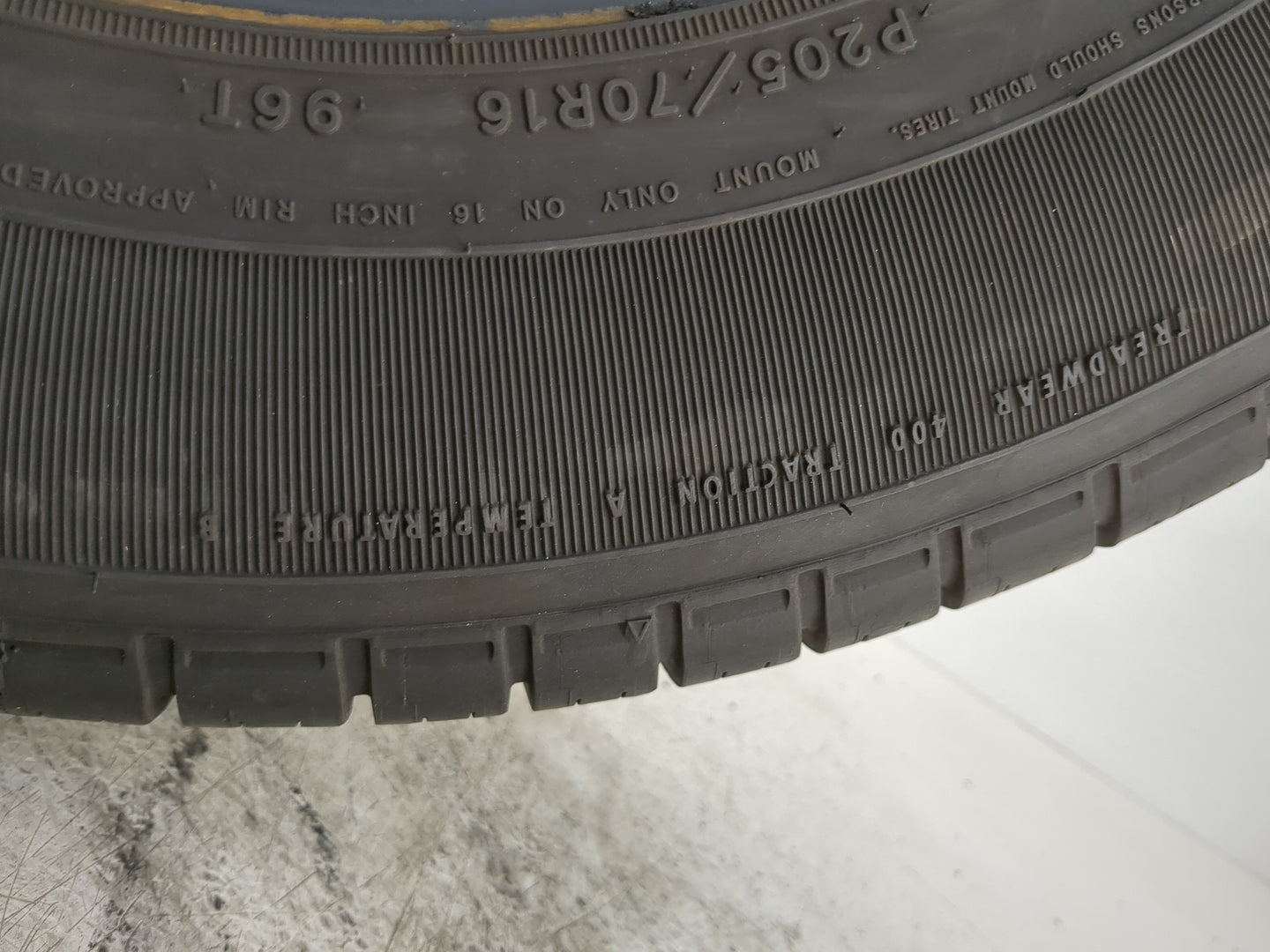 Used Tire P205/70R16 GOODYEAR EAGLE LS2 96T - Tread Depth 9/32 - Oemusedautoparts1.com