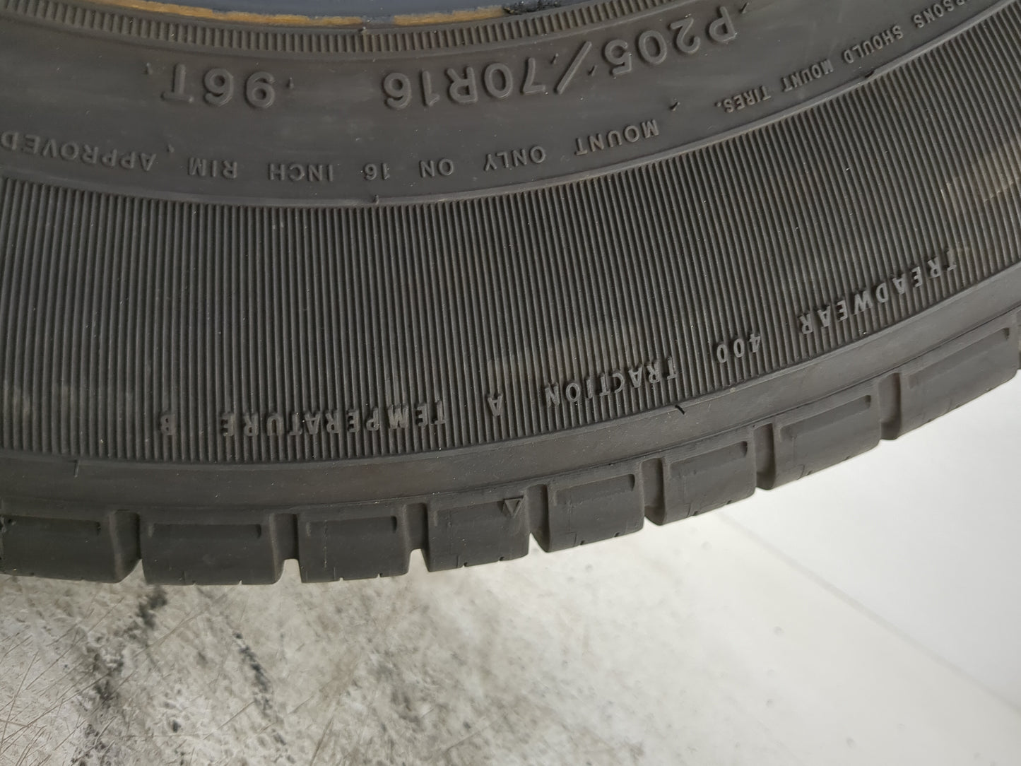 Used Tire P205/70R16 GOODYEAR EAGLE LS2 96T - Tread Depth 9/32 - Oemusedautoparts1.com