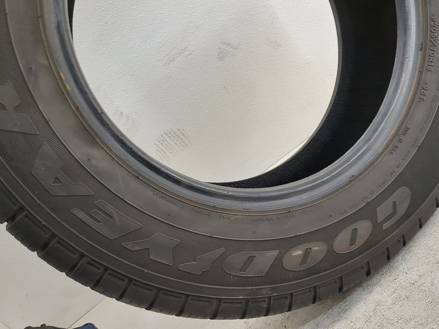 Used Tire P205/70R16 GOODYEAR EAGLE LS2 96T - Tread Depth 9/32 - Oemusedautoparts1.com
