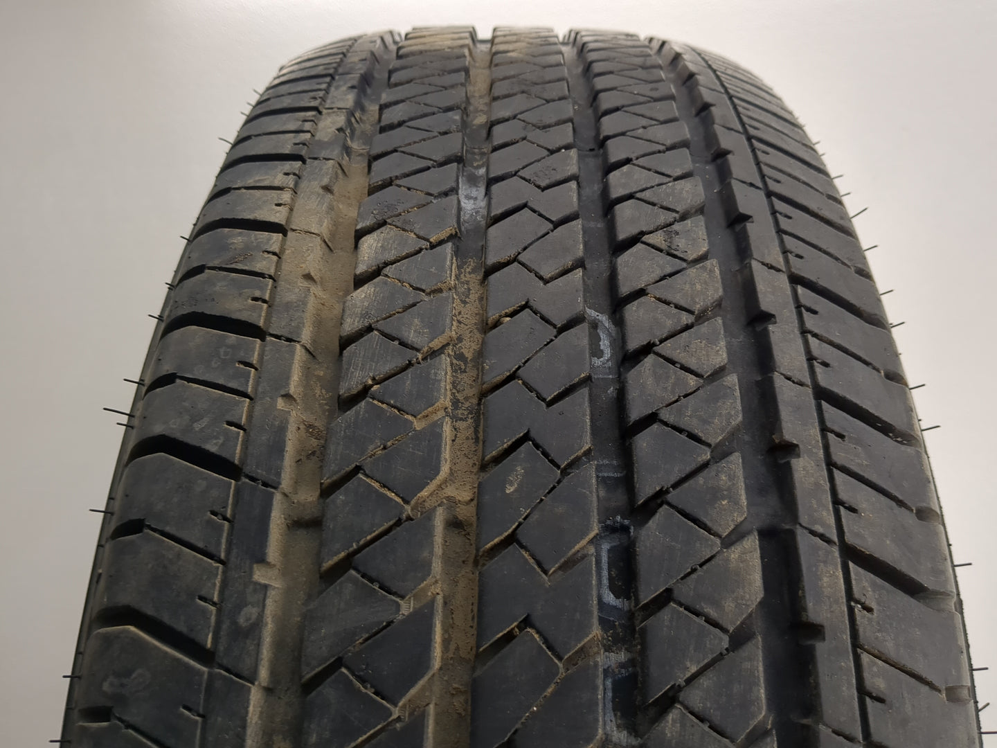 Used Tire P255/70R17 BRIDGETONE DUELER H/T 684II 110S - Tread Depth 9.5/32 - Oemusedautoparts1.com