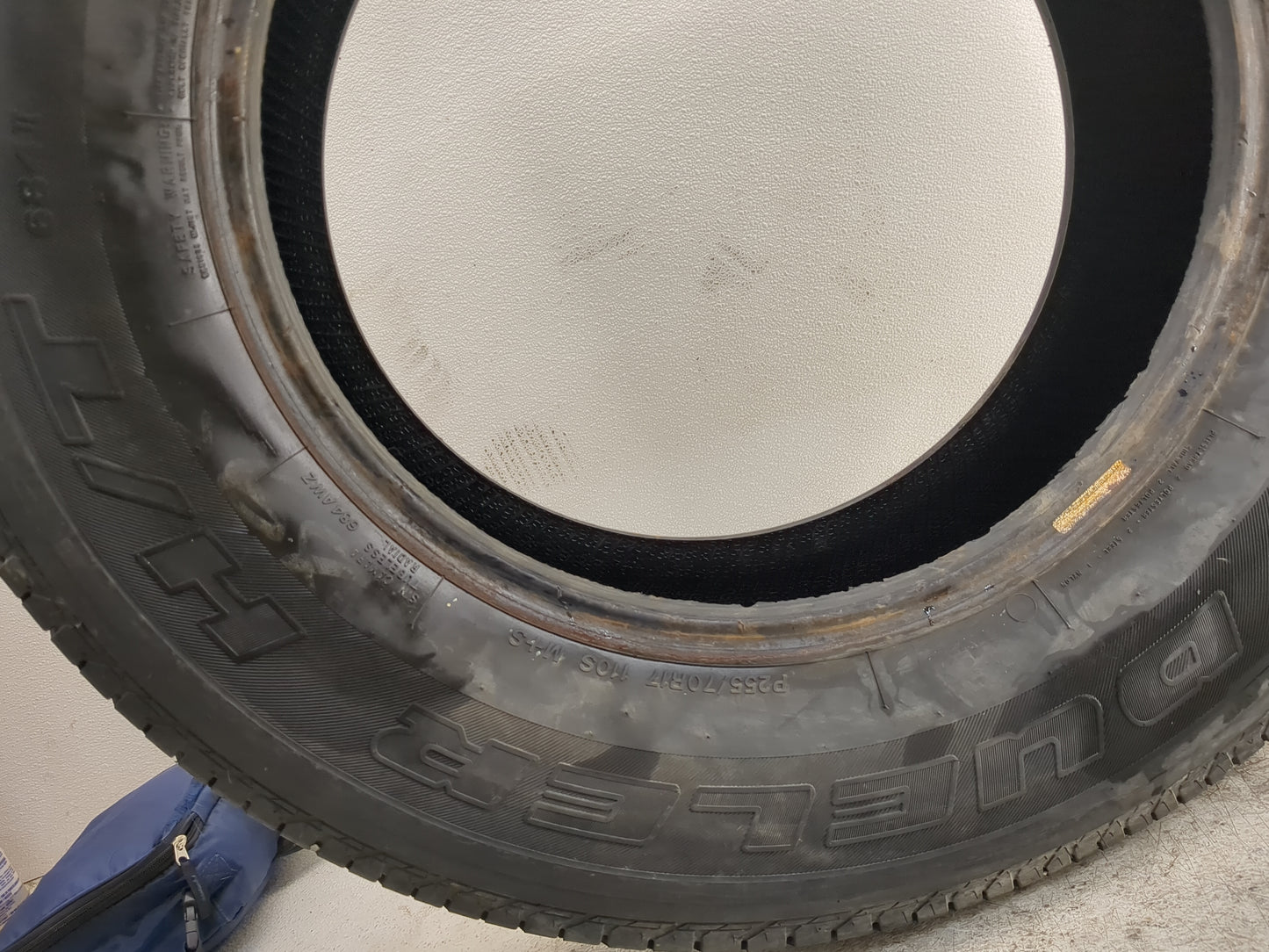 Used Tire P255/70R17 BRIDGETONE DUELER H/T 684II 110S - Tread Depth 9.5/32 - Oemusedautoparts1.com