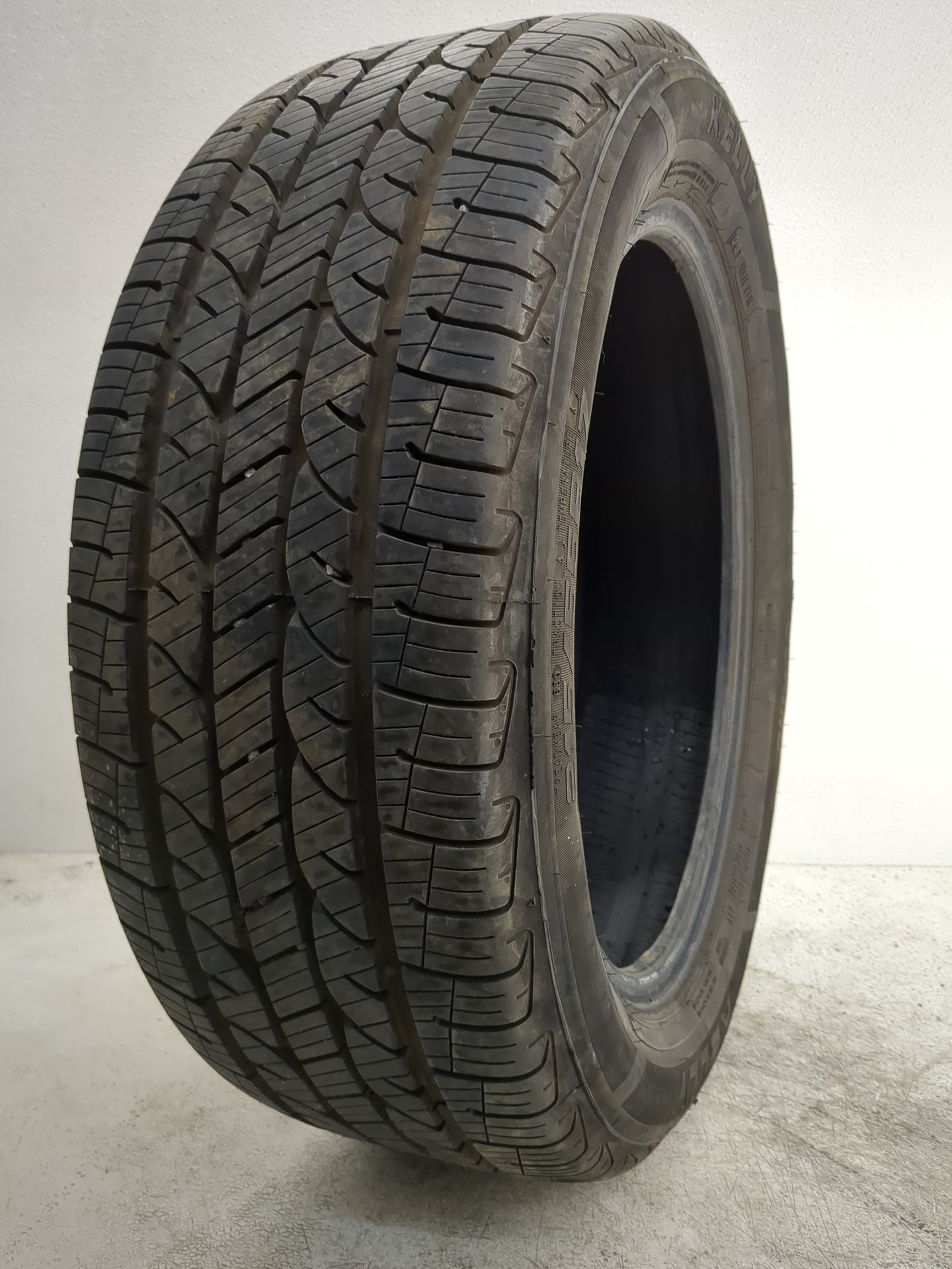 Used Tire 215/55R17 KELLY EDGE TOURING PLUS 94V - Tread Depth 10/32 - Oemusedautoparts1.com