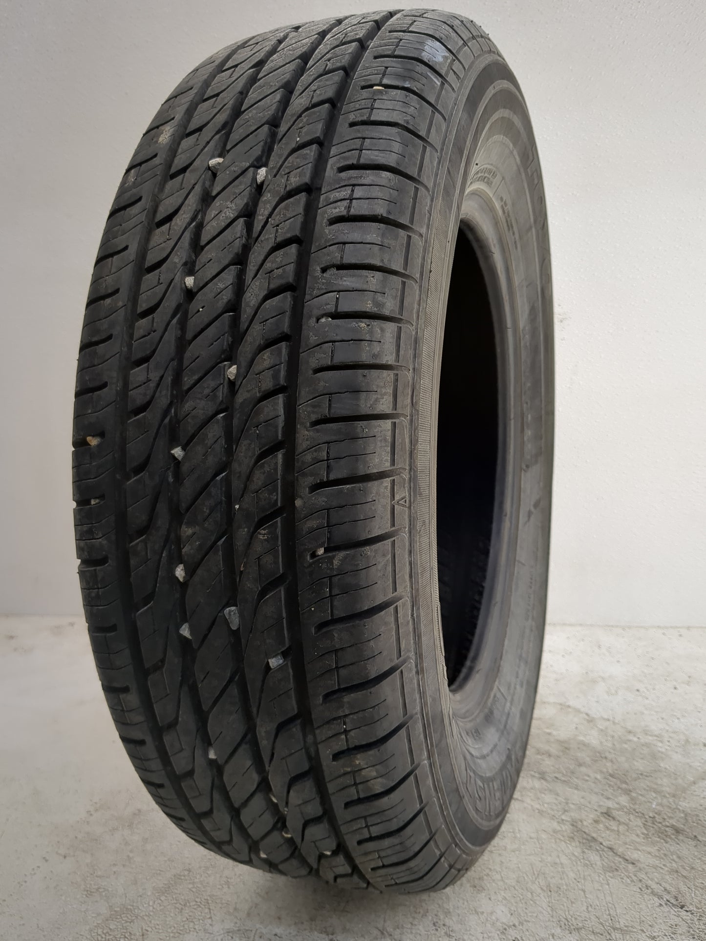 Used Tire P195/70R14 TOYO EXTENSA 90T - Tread Depth 11/32 - Oemusedautoparts1.com