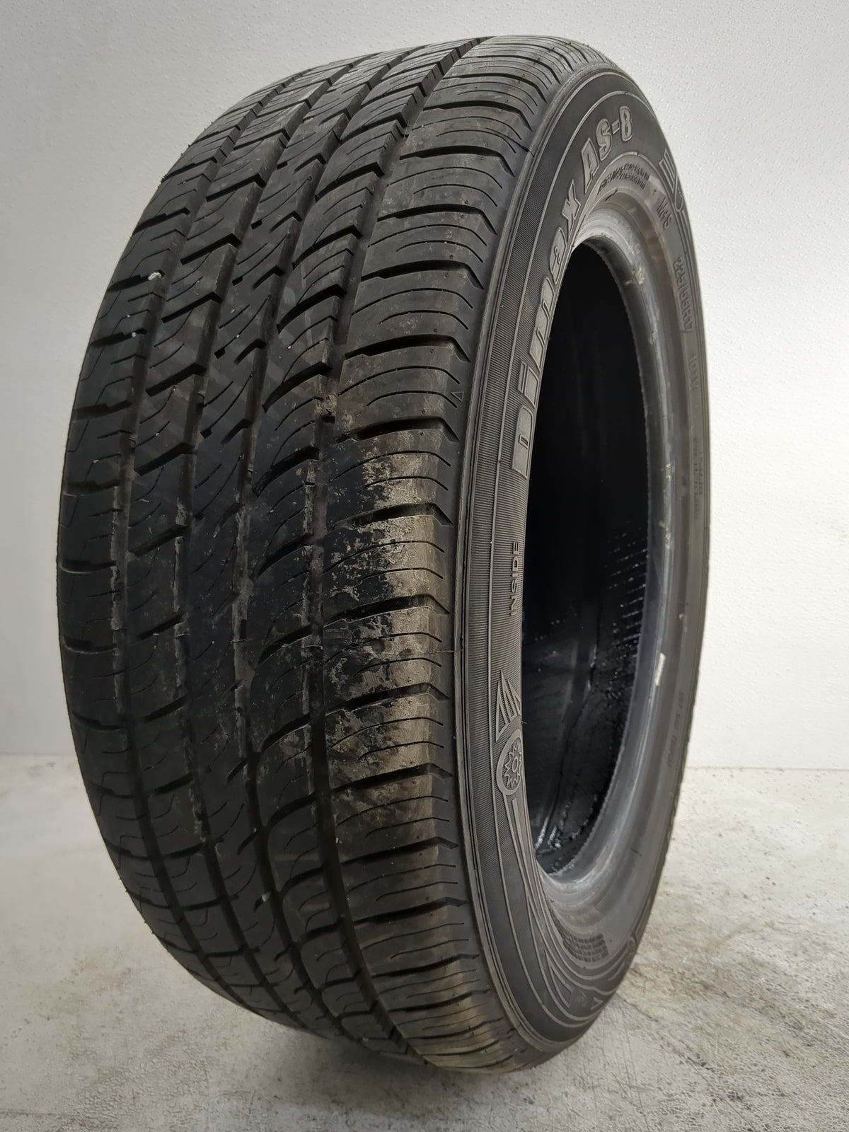 Used Tire 225/55R17 RADAR DIMAX AS-8 101V - Tread Depth 11/32 - Oemusedautoparts1.com