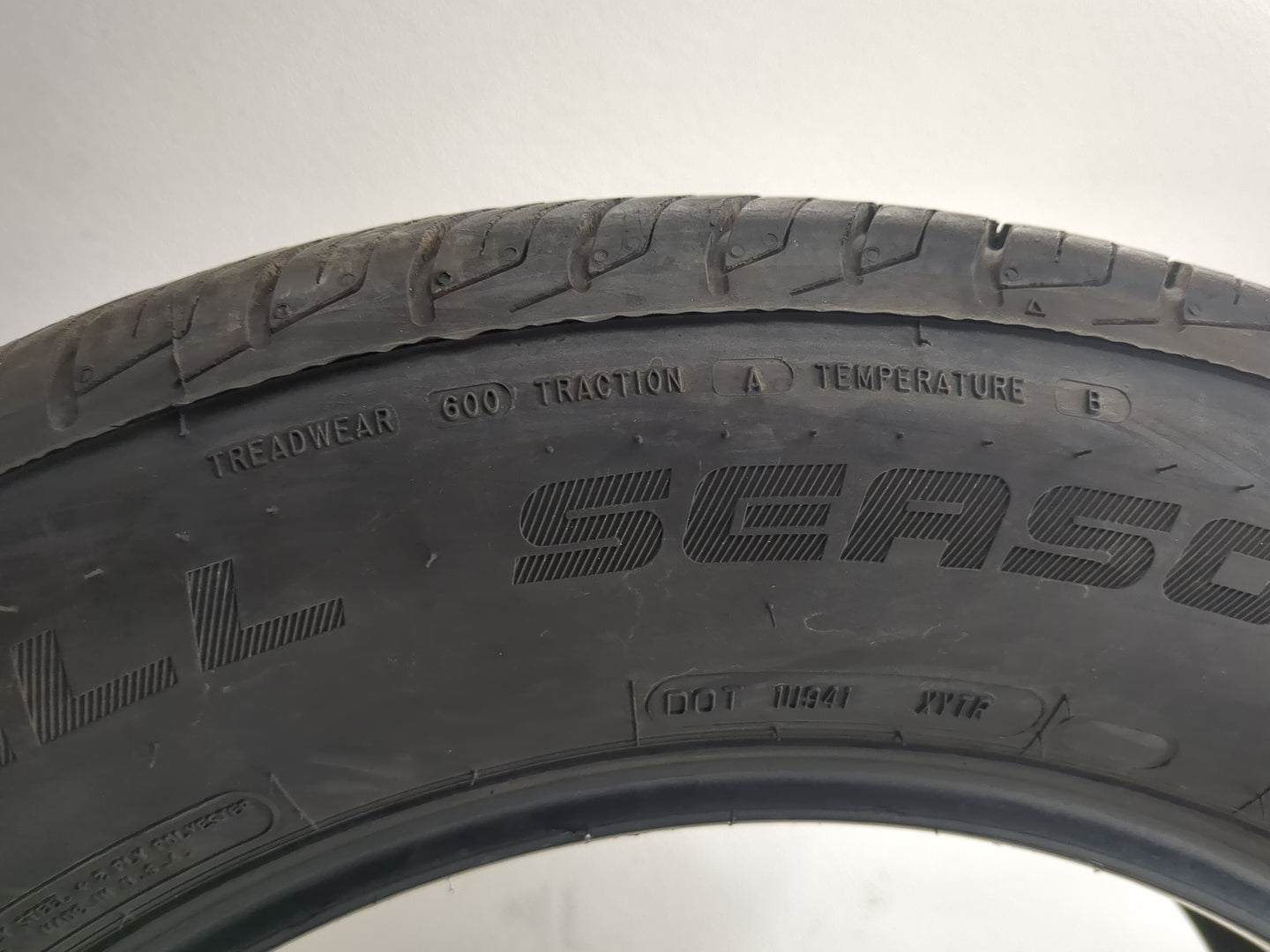Used Tire 225/50R17 ARIZONIAN SILVER EDITION ALL SEASON 99H - Tread Depth 10/32 - Oemusedautoparts1.com