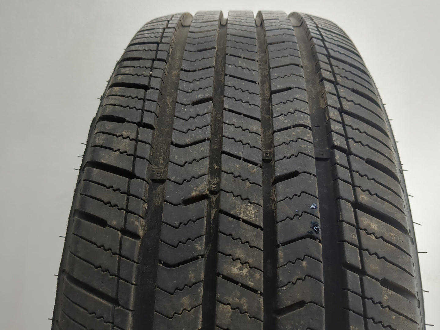 Used Tire 225/50R17 ARIZONIAN SILVER EDITION ALL SEASON 99H - Tread Depth 10/32 - Oemusedautoparts1.com
