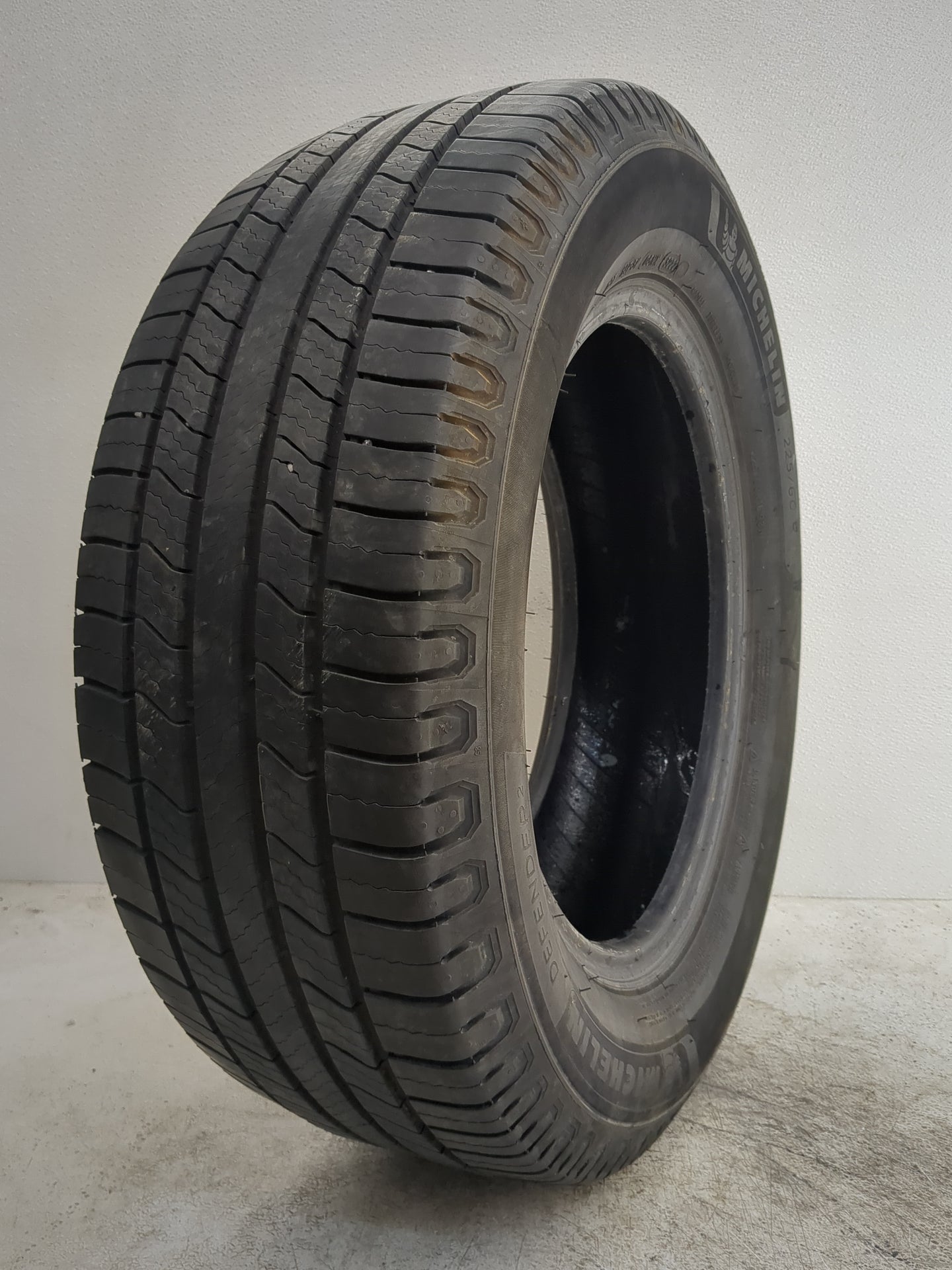 Used Tire 225/60R16 MICHELIN DEFENDER 2 98H - Tread Depth 8/32 - Oemusedautoparts1.com