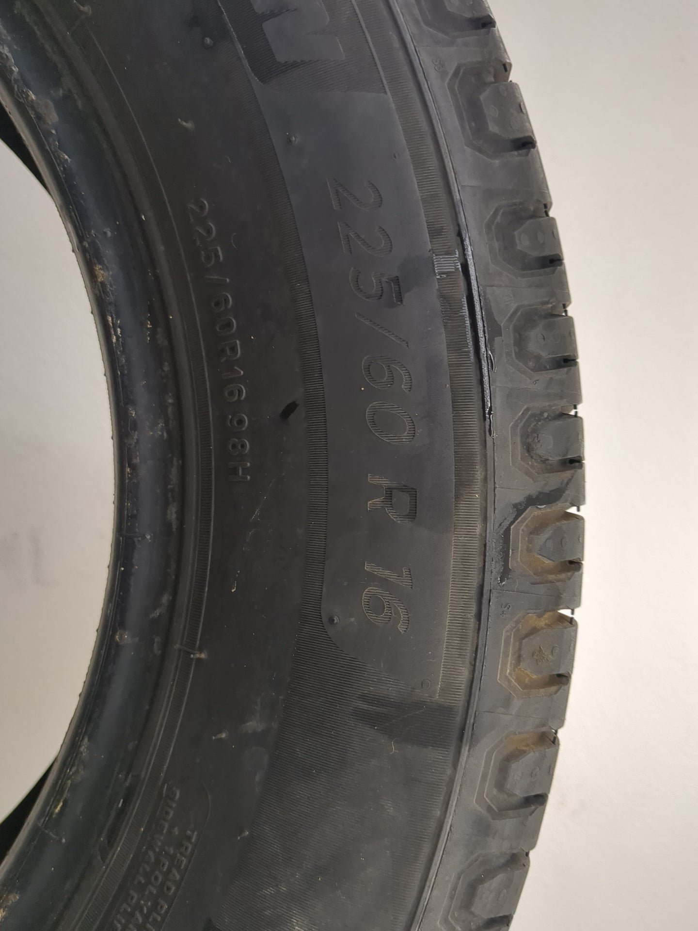 Used Tire 225/60R16 MICHELIN DEFENDER 2 98H - Tread Depth 8/32 - Oemusedautoparts1.com