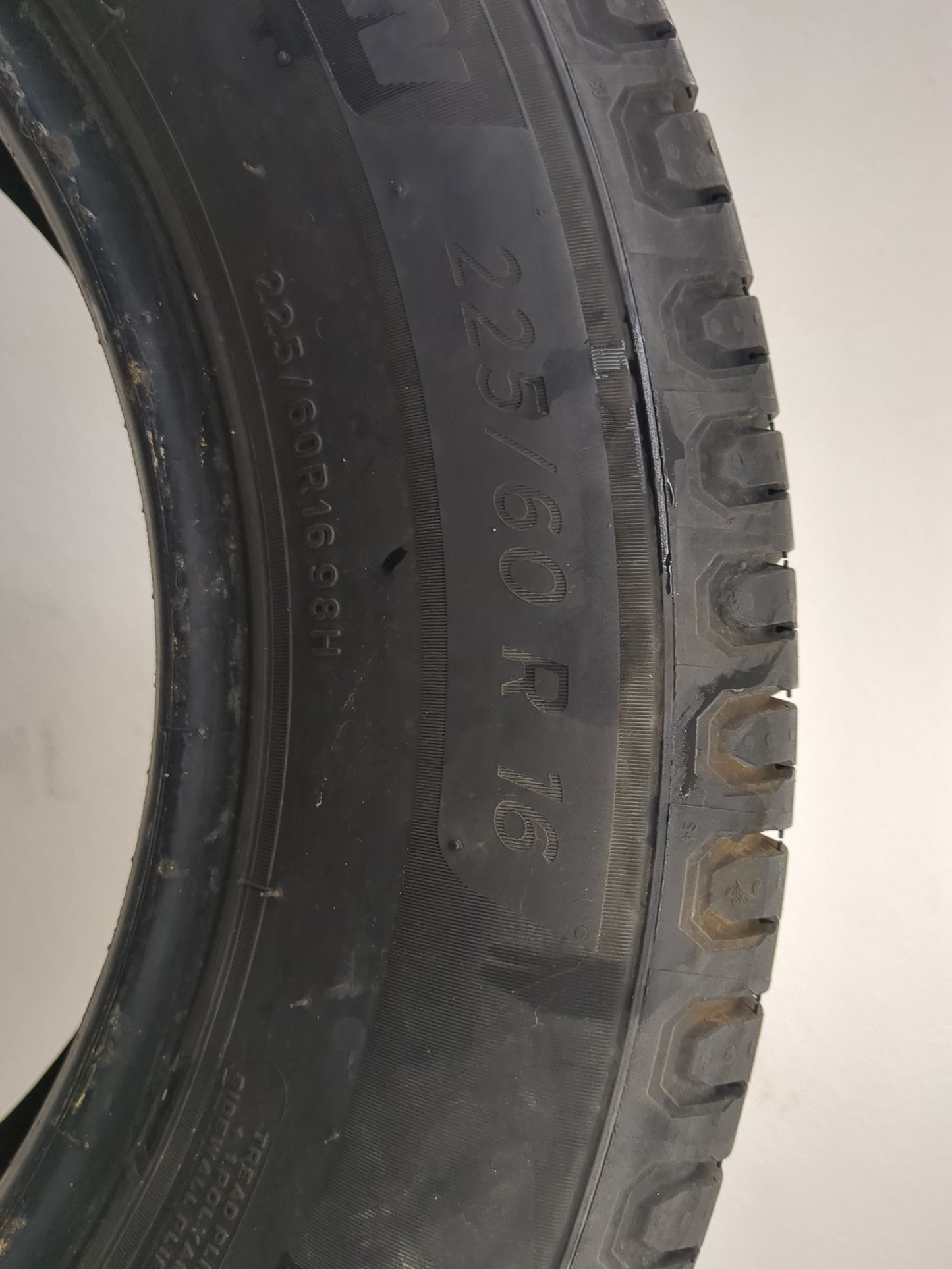 Used Tire 225/60R16 MICHELIN DEFENDER 2 98H - Tread Depth 8/32 - Oemusedautoparts1.com