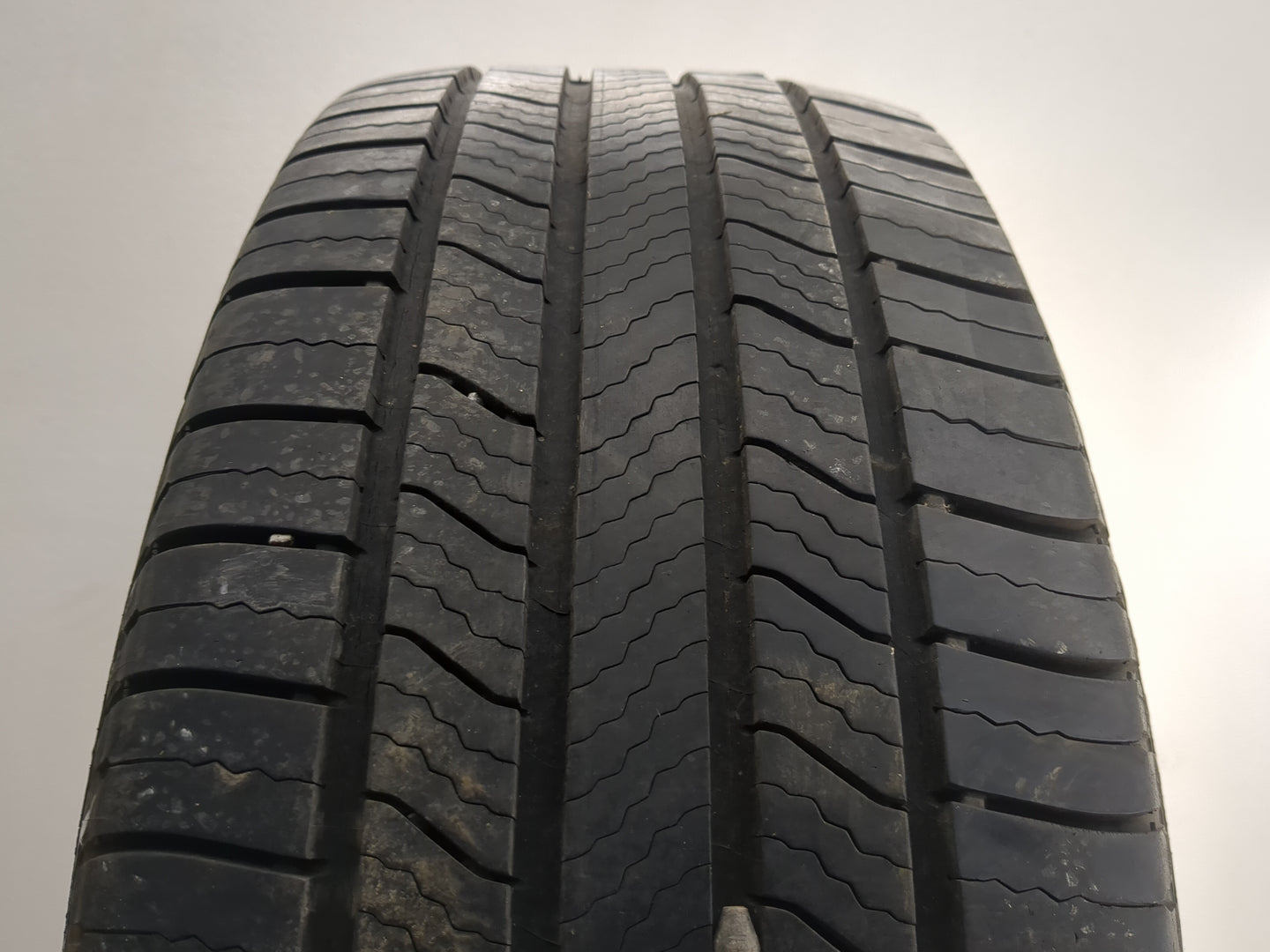 Used Tire 225/60R16 MICHELIN DEFENDER 2 98H - Tread Depth 8/32 - Oemusedautoparts1.com