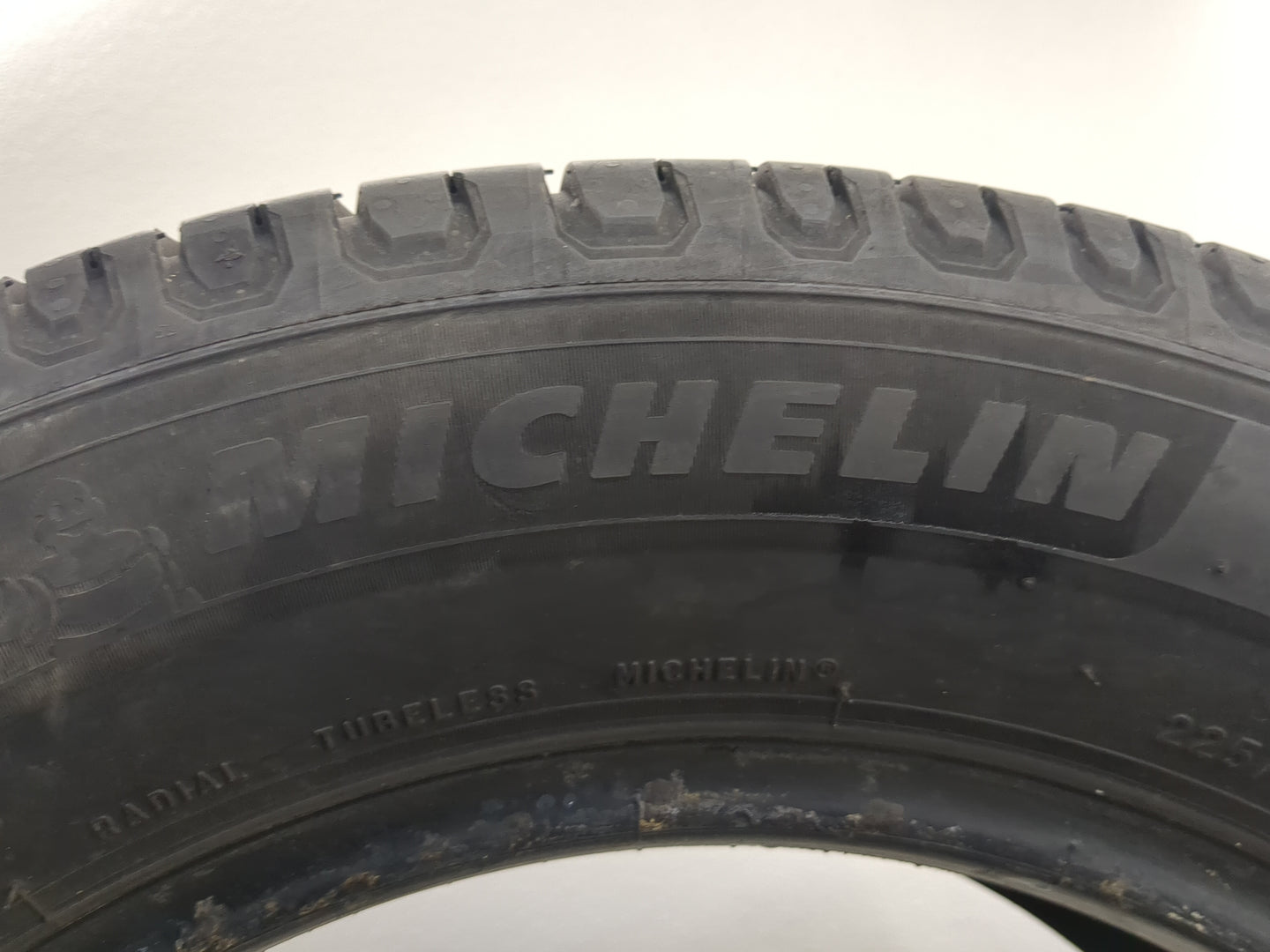 Used Tire 225/60R16 MICHELIN DEFENDER 2 98H - Tread Depth 8/32 - Oemusedautoparts1.com