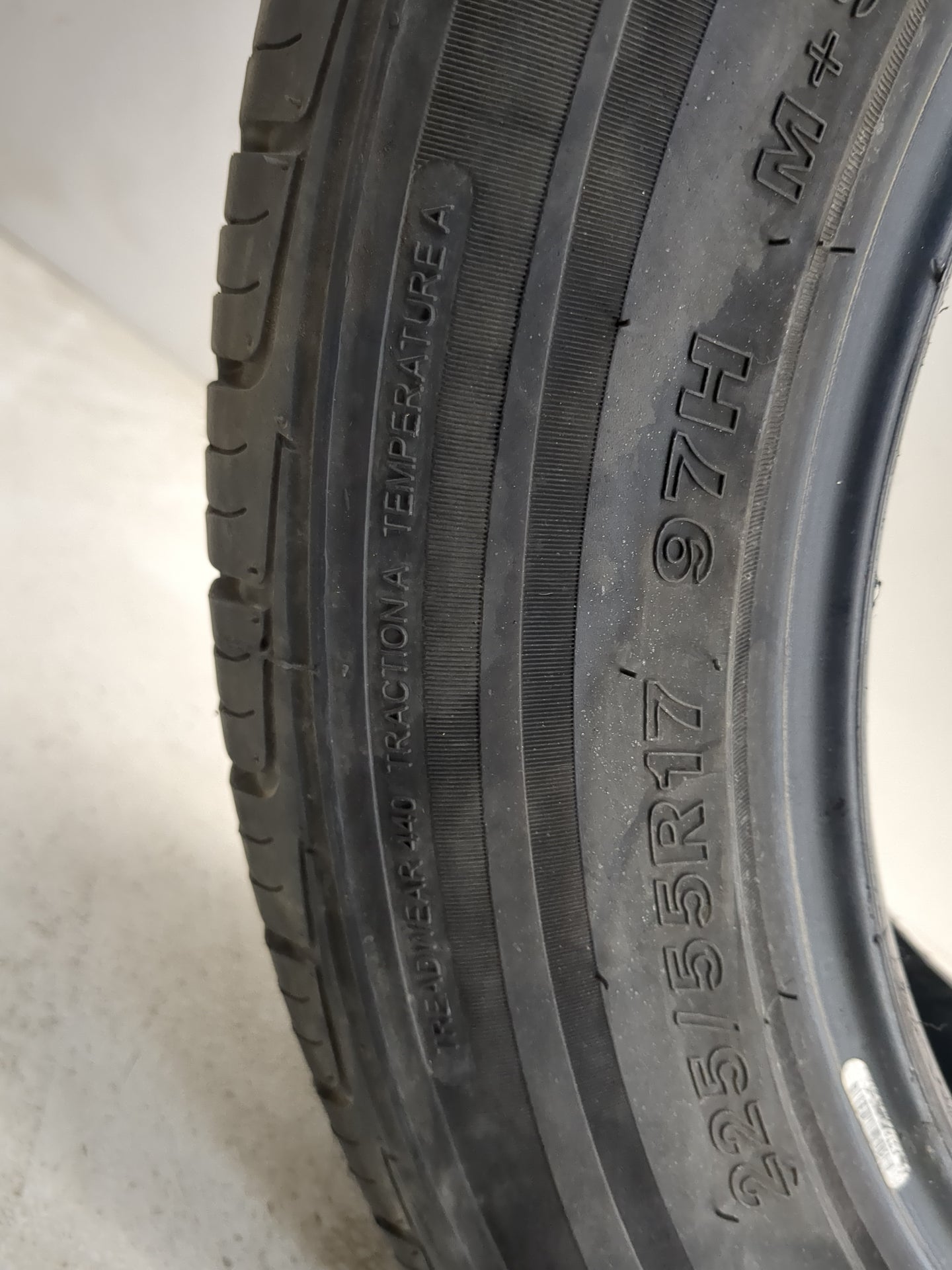 Used Tire 225/55R17 IRONMAN GR906 97H - Tread Depth 10/32 - Oemusedautoparts1.com